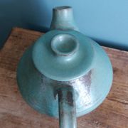Théière artisanale en grès chamotté émaillé vert de gris signée