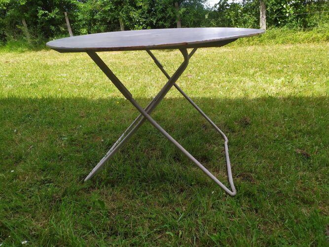 Iron garden table, foldable.