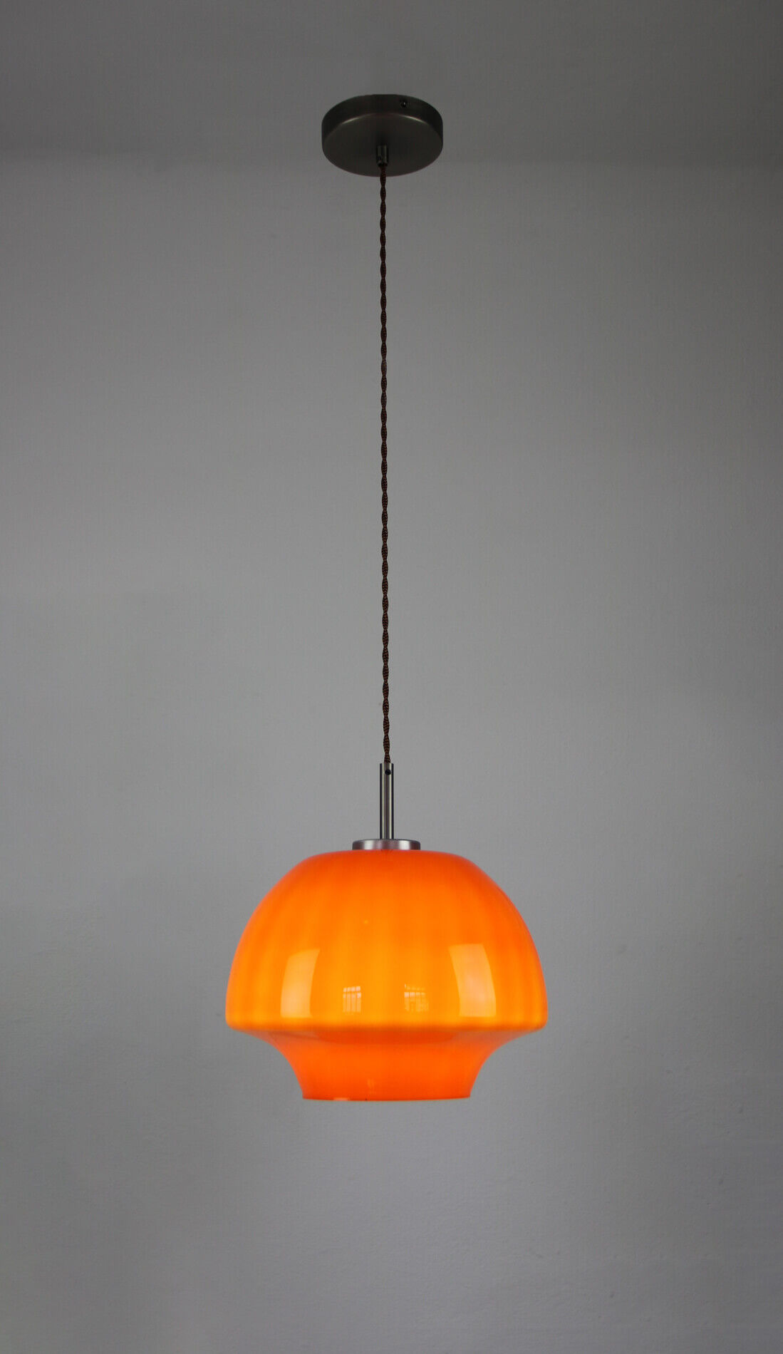 Suspension en verre orange du milieu du siècle