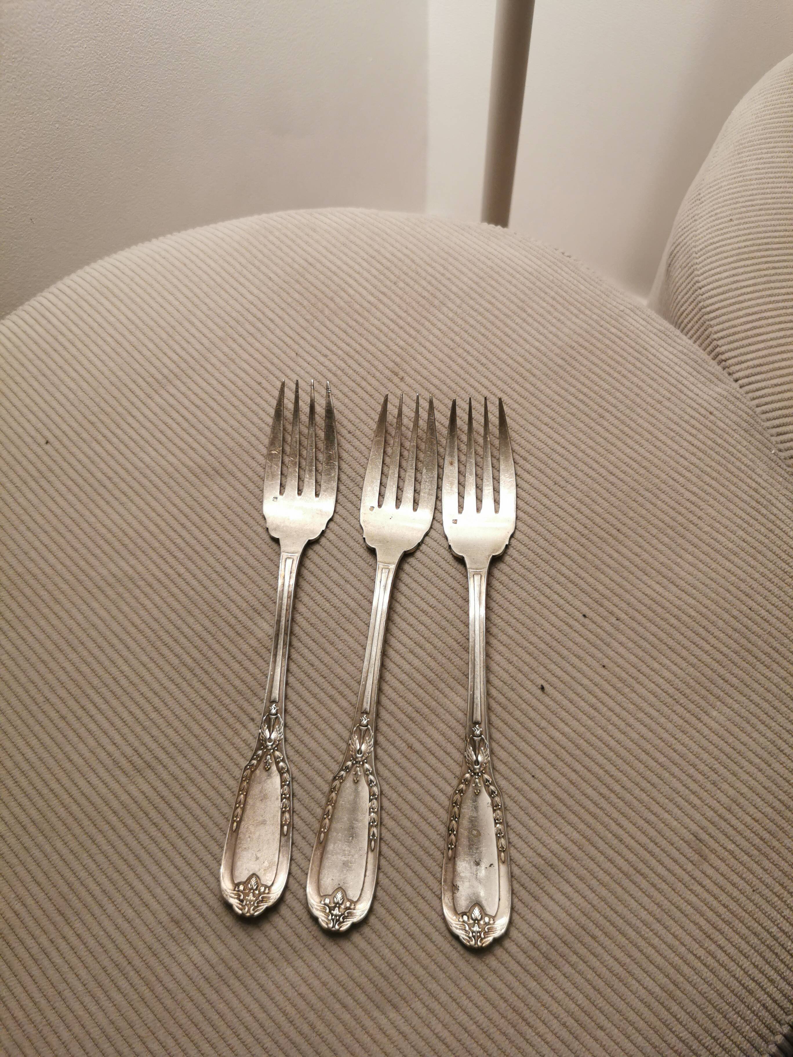3 silver metal forks