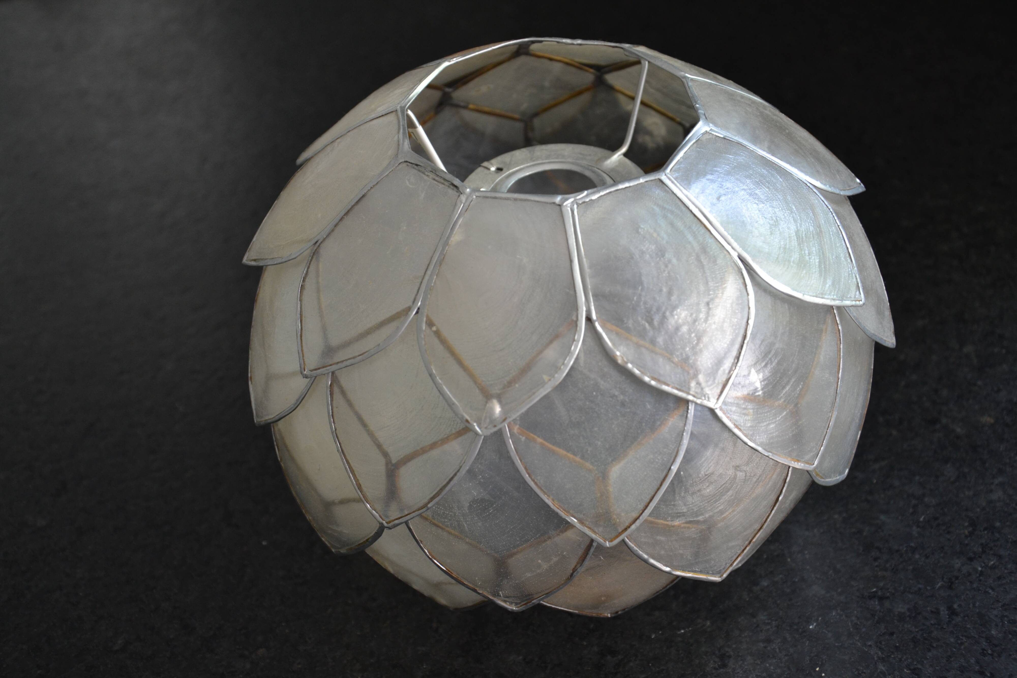 Flower-shaped mother-of-pearl lampshade