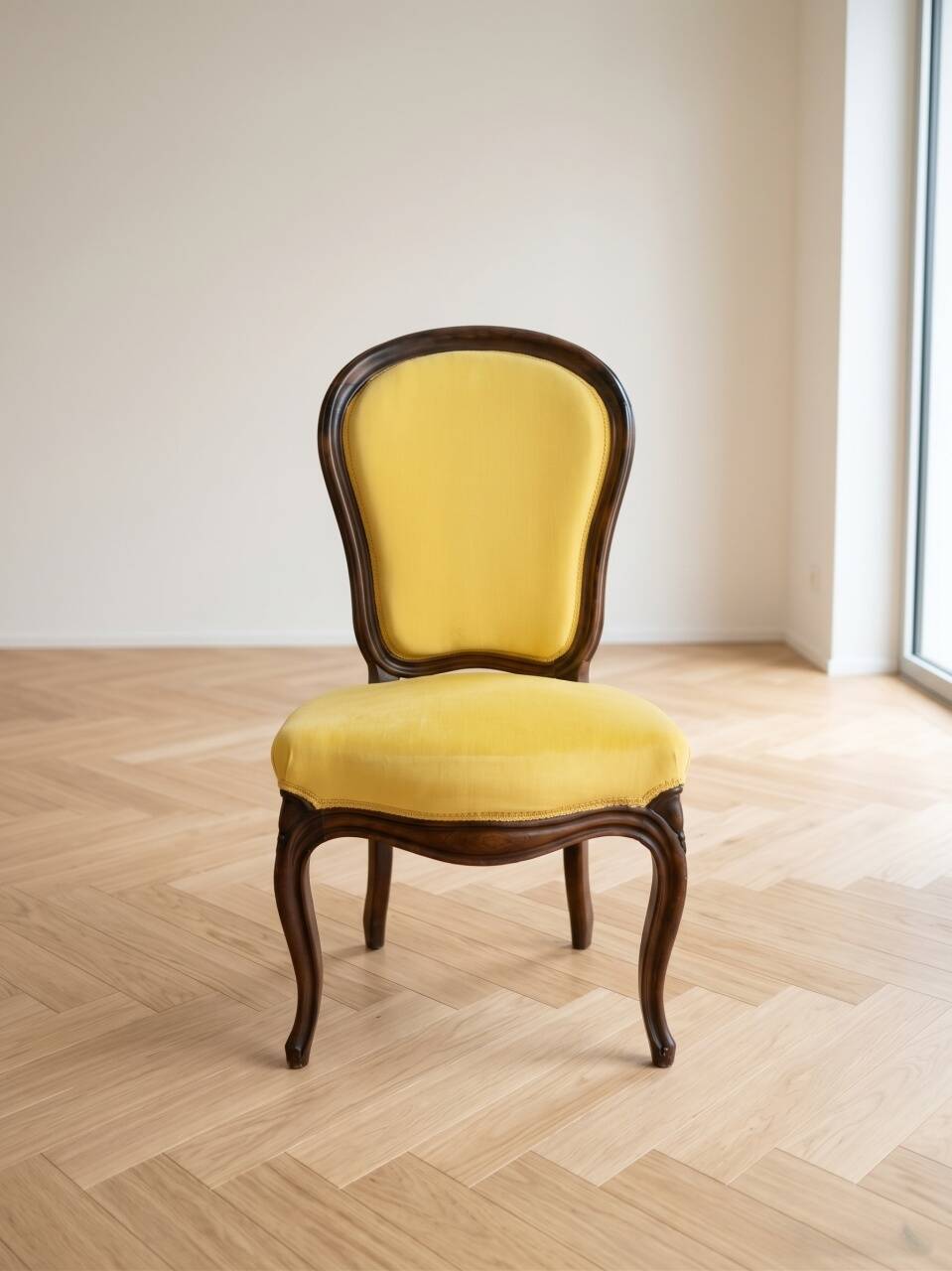 Set of 6 antique classic style chairs in wood and yellow fabric.