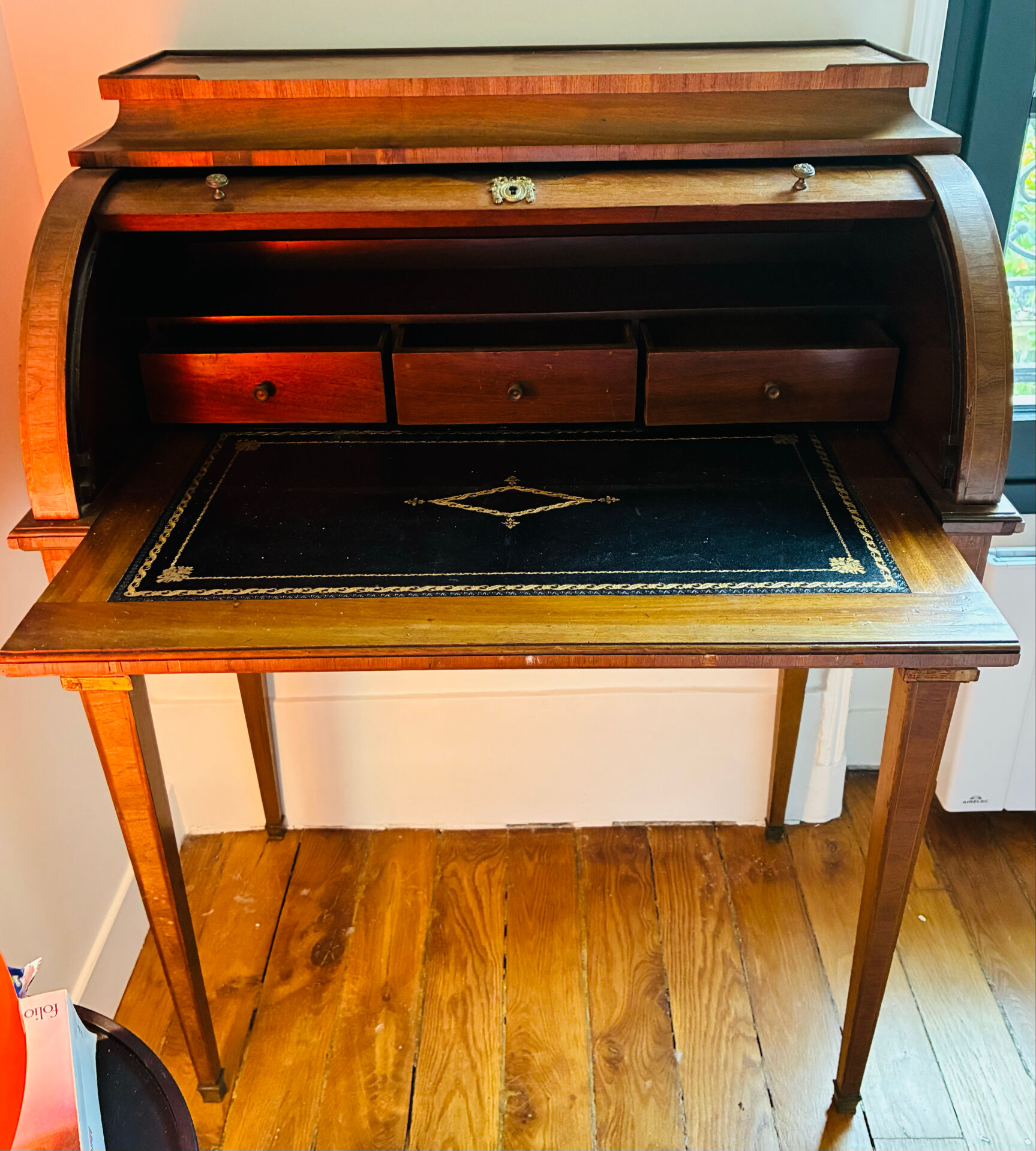 Cylinder desk