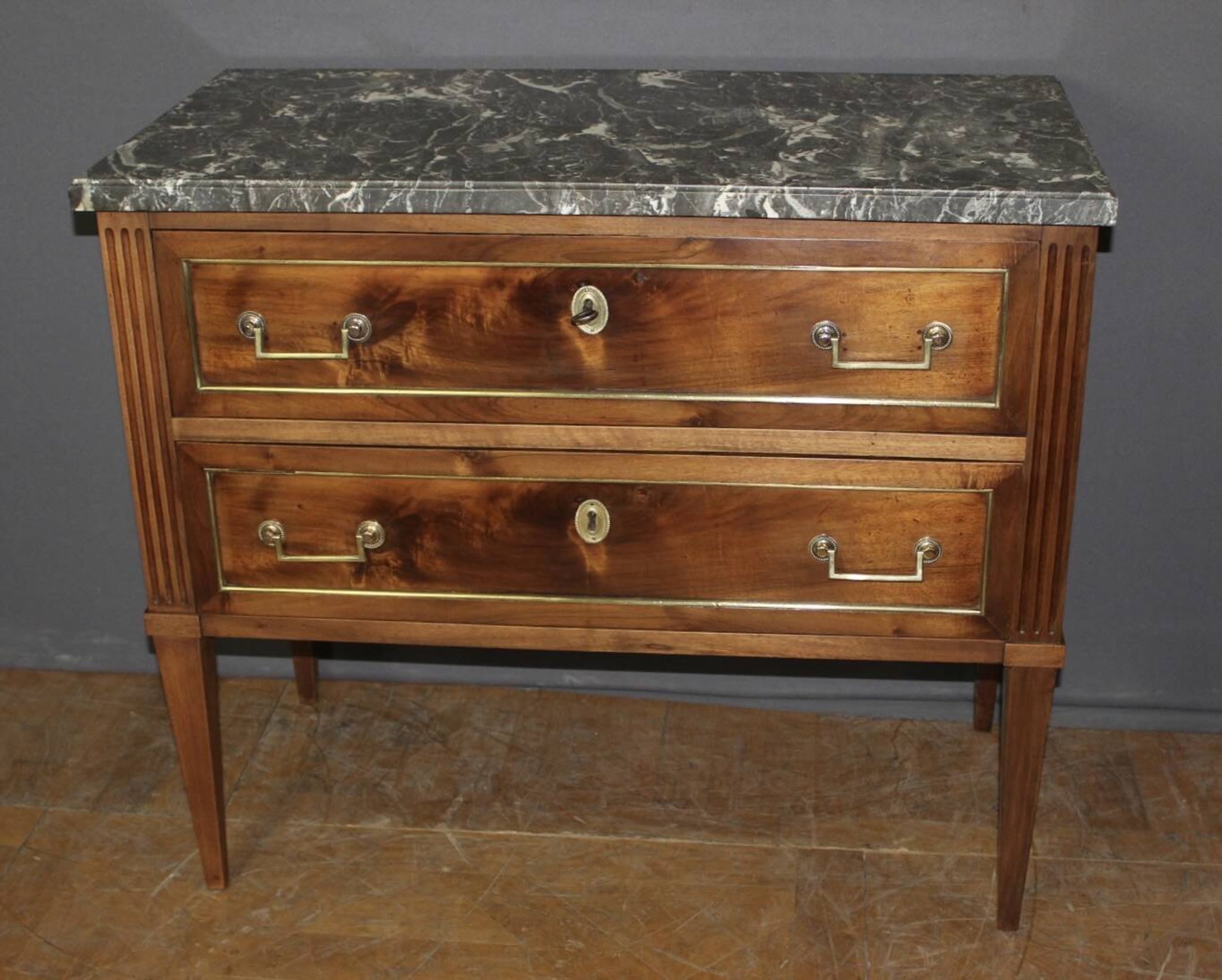 Commode Sauteuse Louis XVI en Noyer Fin XVIIIe