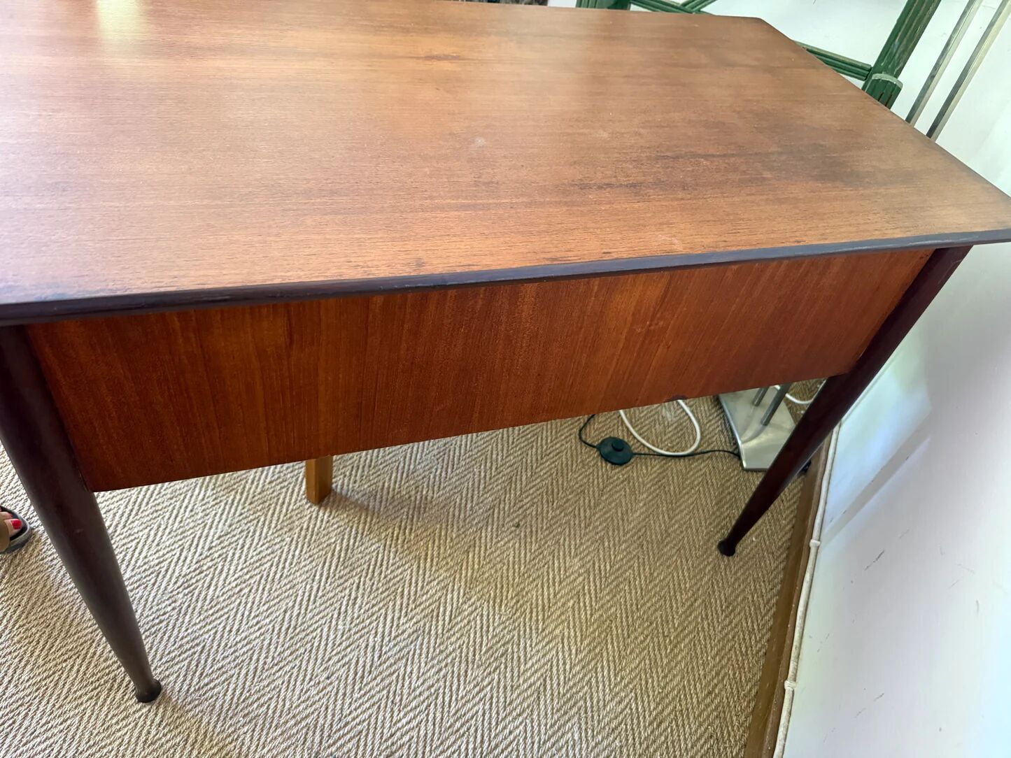 Bureau vintage style scandinave pieds fuselés