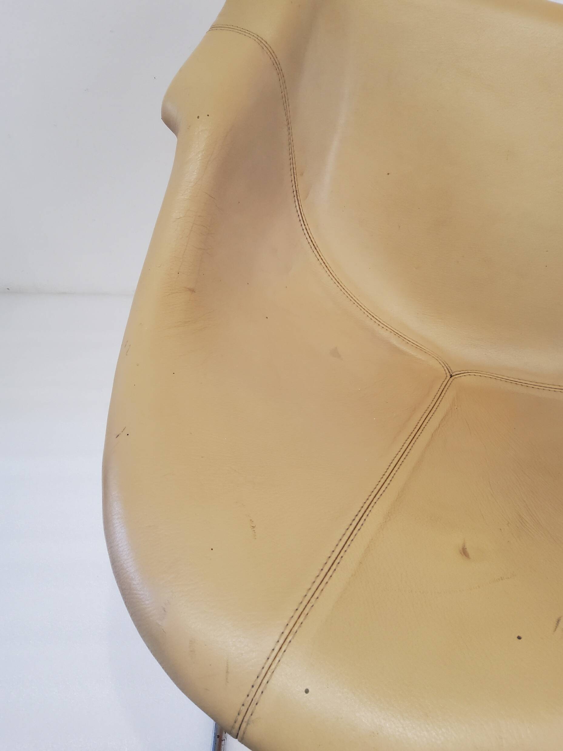 "Pussycat" chair design by Kwok Hoi Chan in leather