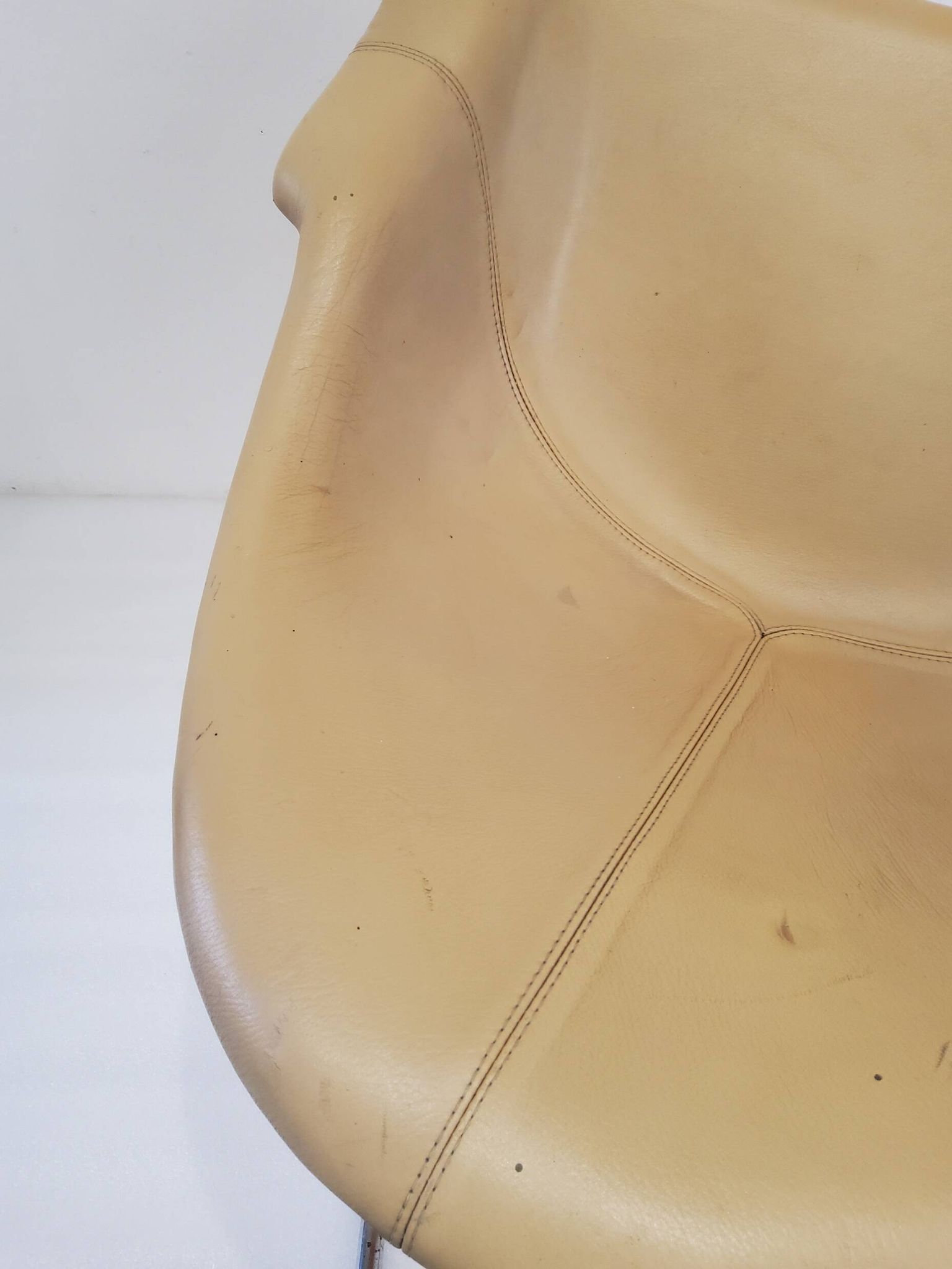 "Pussycat" chair design by Kwok Hoi Chan in leather