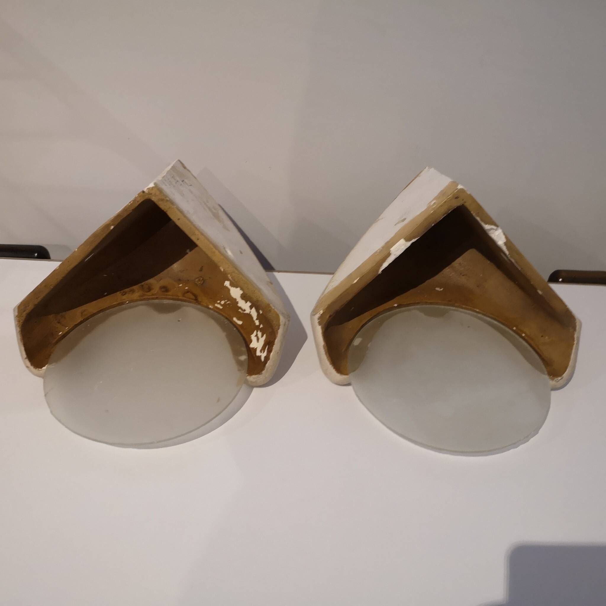 Pair of Art Deco corner wall lights in plaster and acid-etched glass, 1930s.
