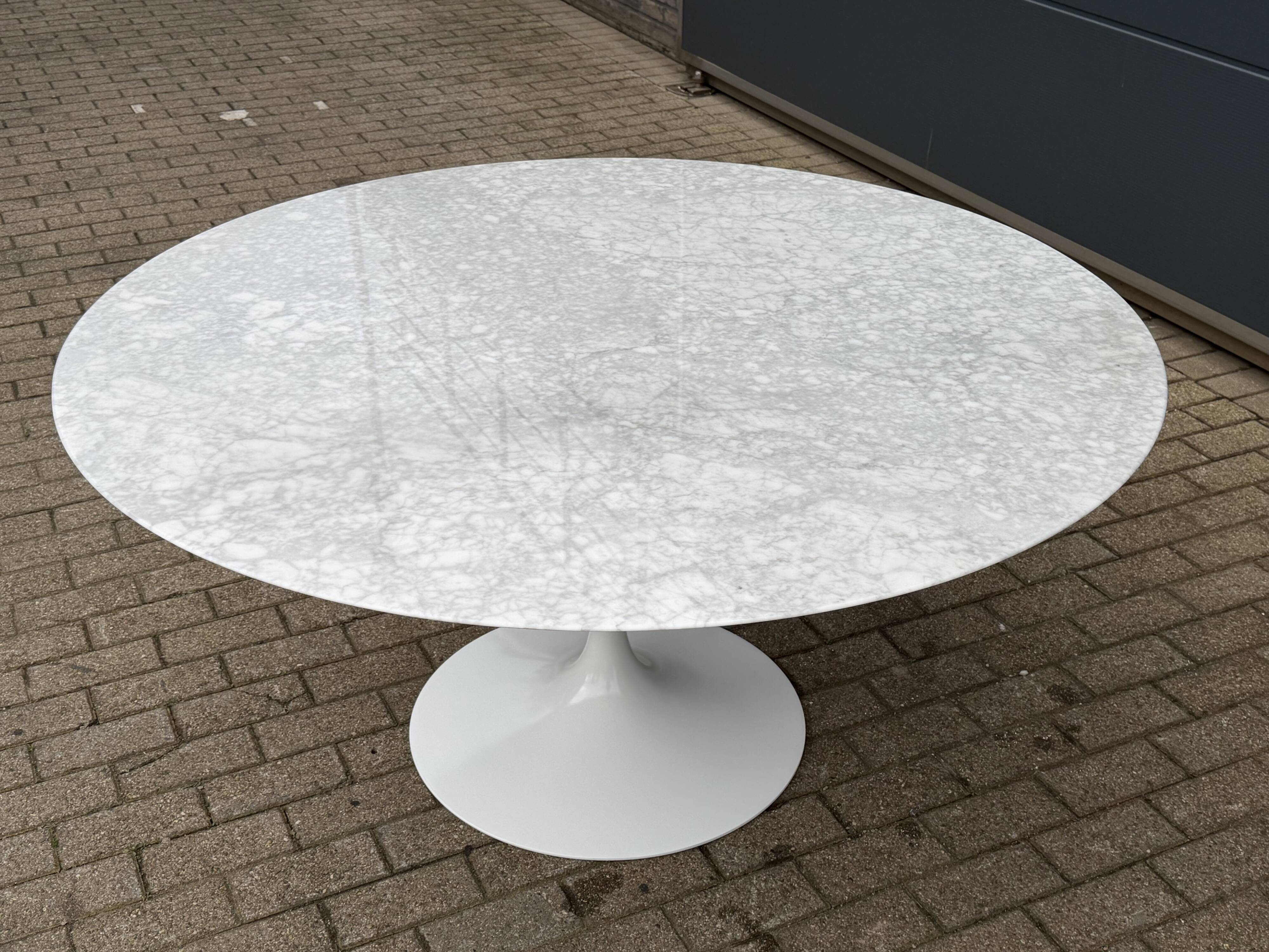 Original round dining table Knoll Tulip (152cm) Carrara