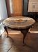 Table basse ronde de style Louis XV, cannage soleil et plateau en verre