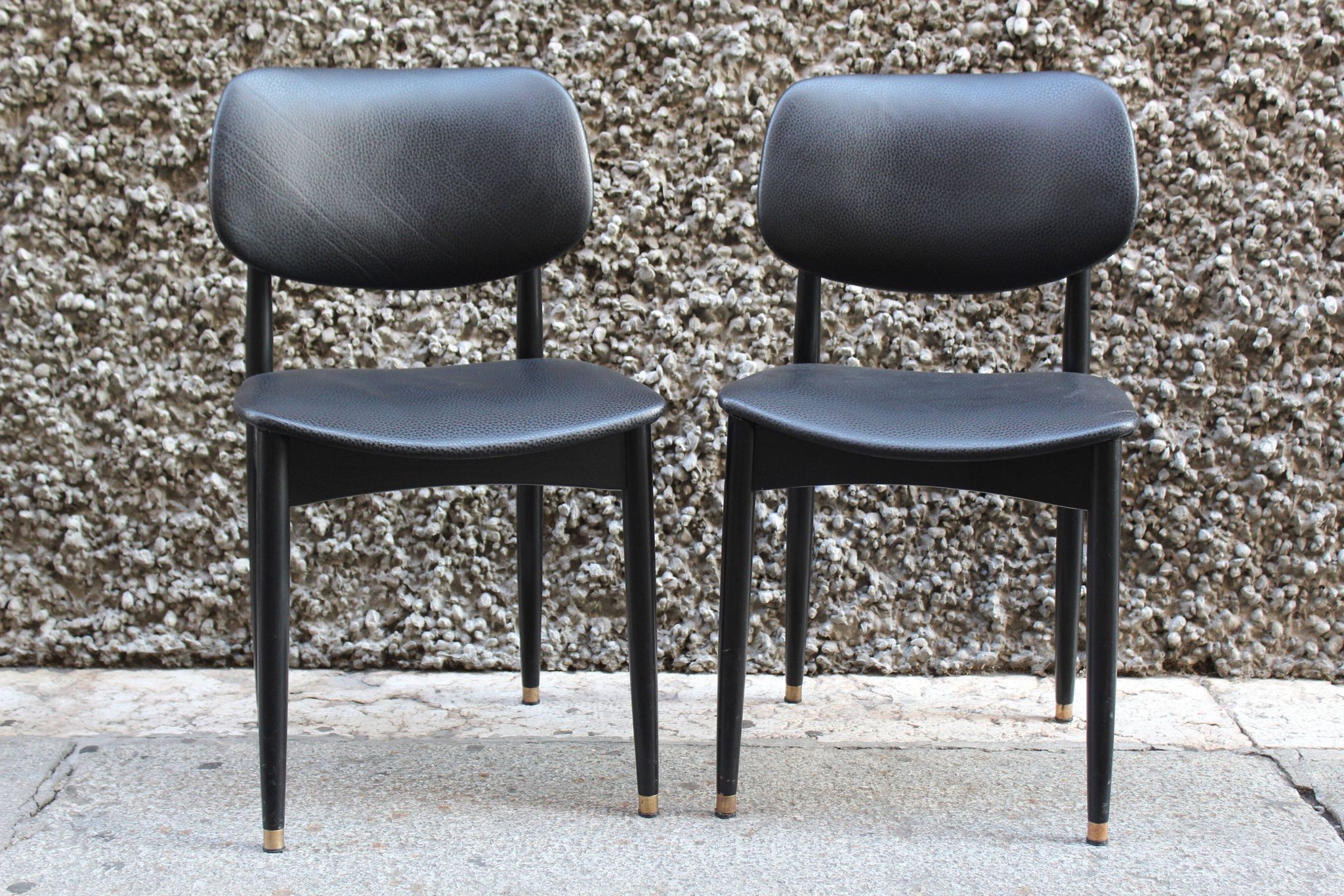 Pair of vintage Cassina office chairs in black leather, Italy 1950, in excellent condition.
