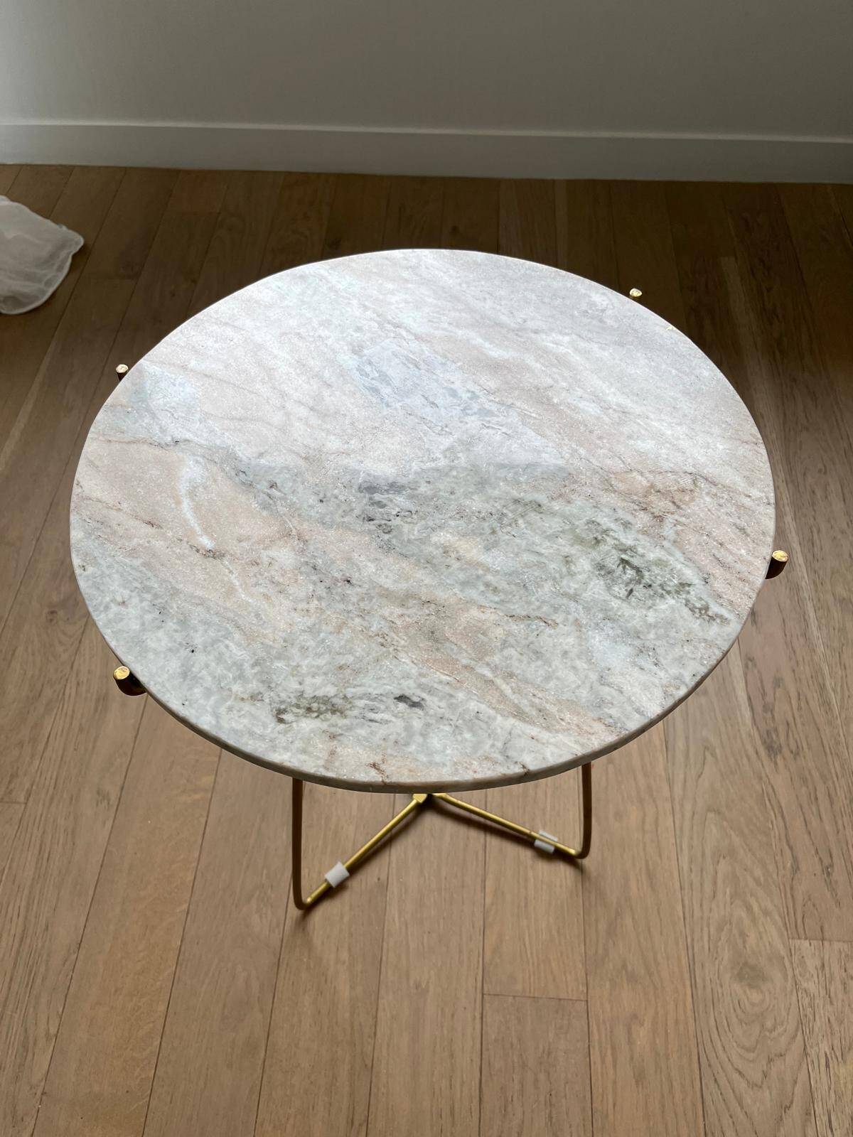 Round marble side table – Golden base – Elegant design