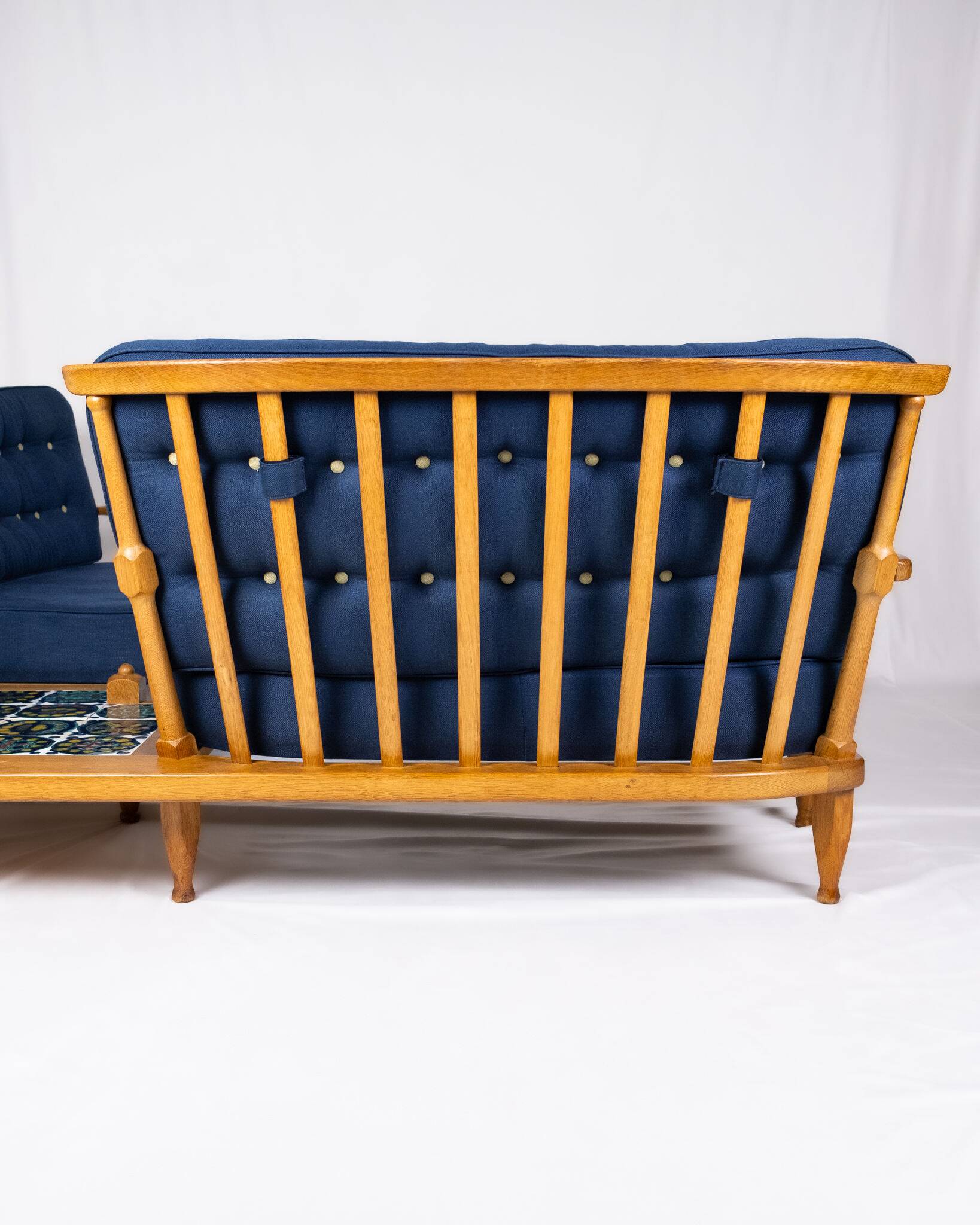 Grande banquette éventail d'angle en chêne, Guillerme et Chambron, 1970s