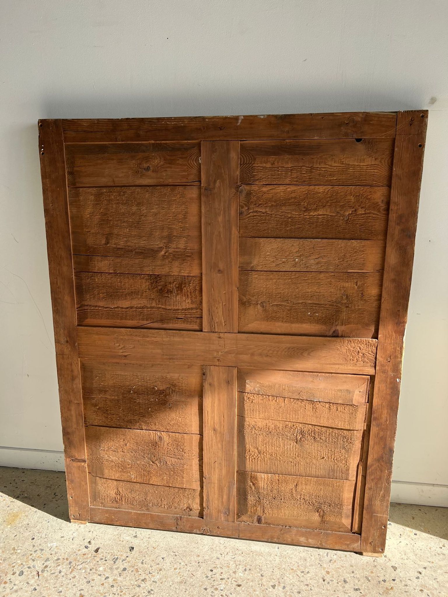 Miroir doré style Restauration à décor de palmettes étirées