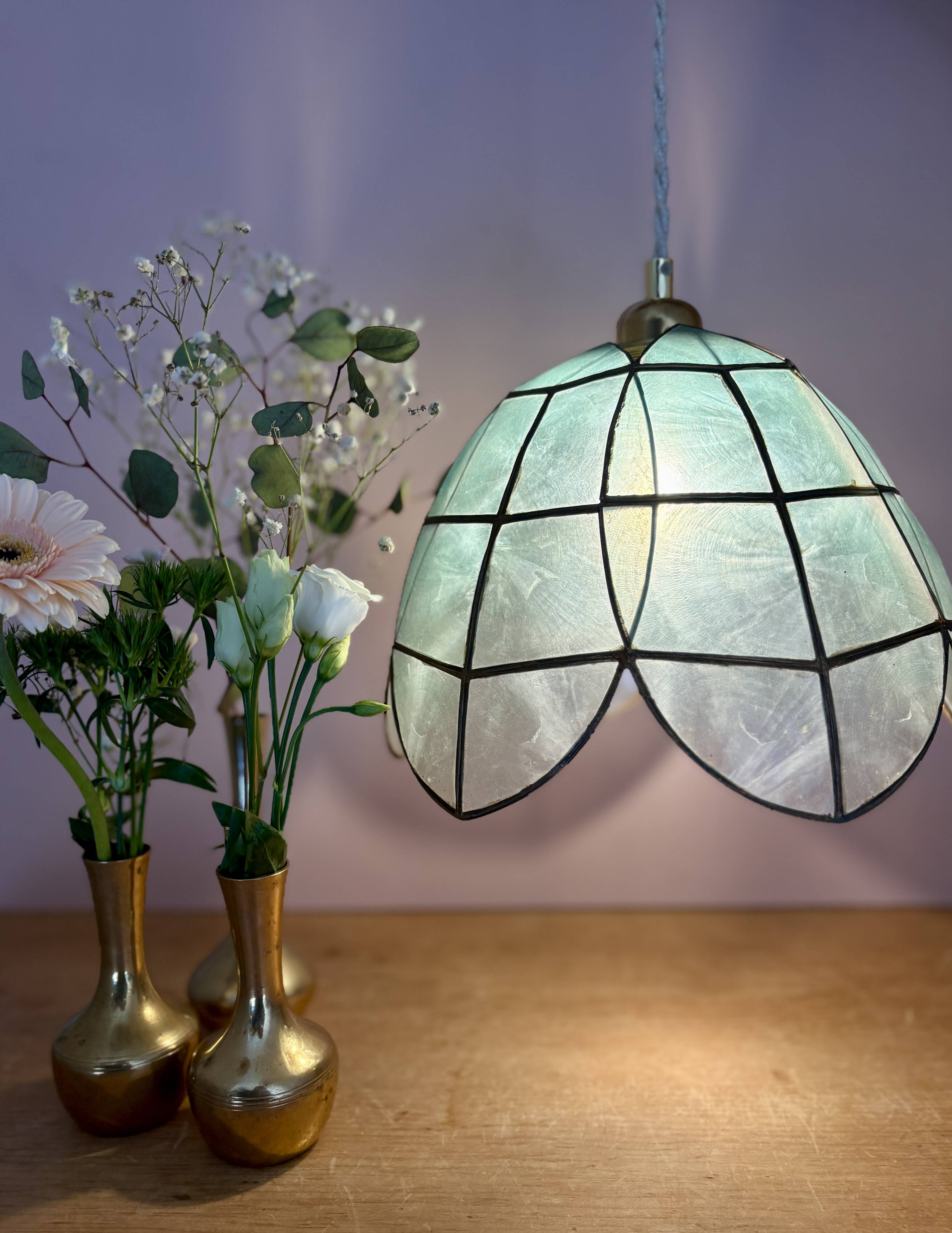 Vintage pendant light in blue mother-of-pearl and brass.