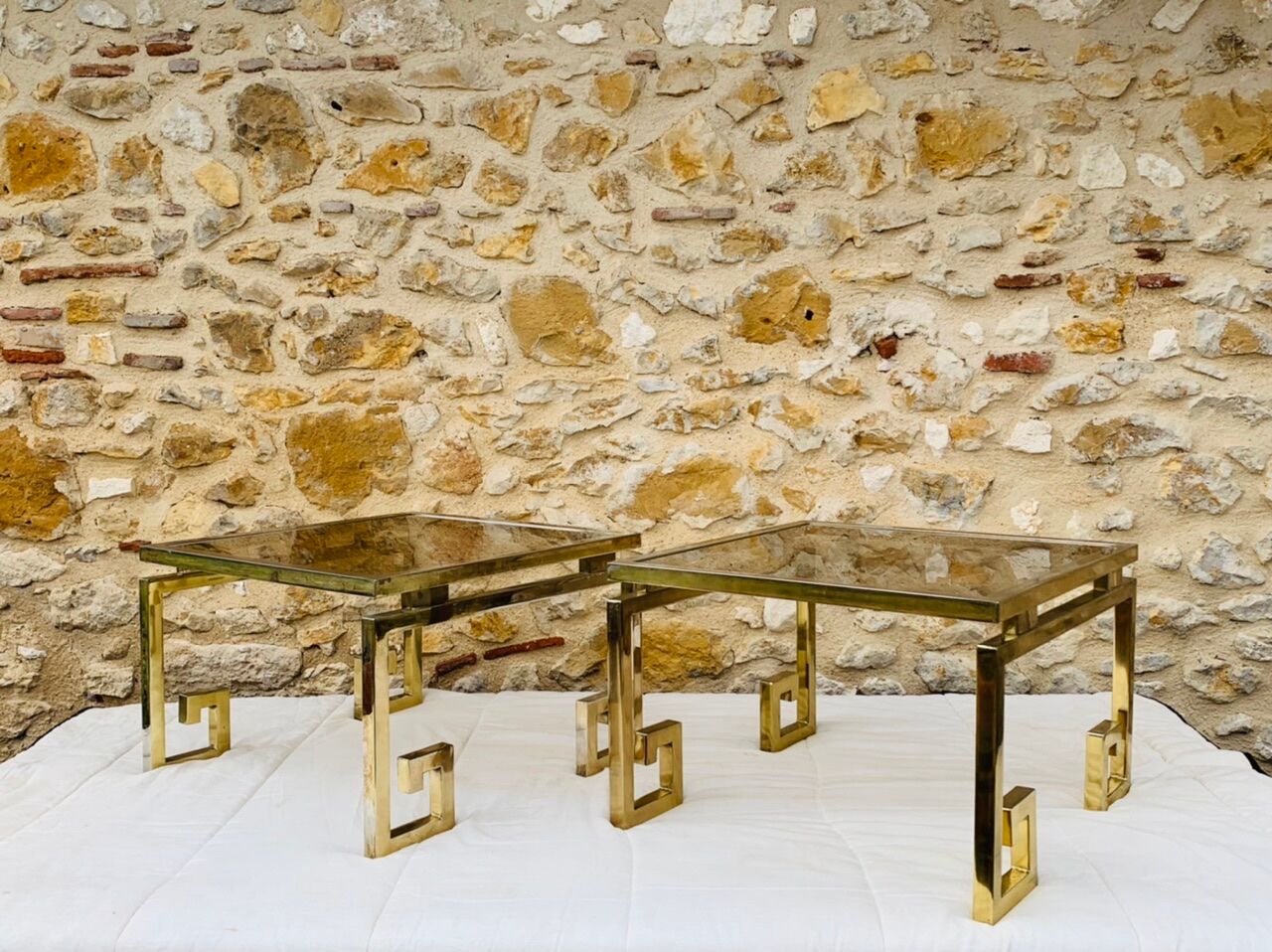 Paire de tables d’appoint laiton et verre circa 1970/80