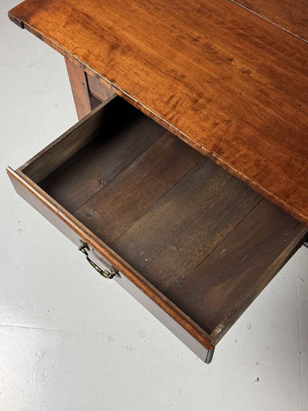 Table de monastère rustique du 20ème siècle
