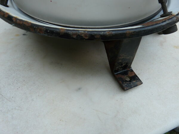 Applique en fonte émaillée blanche bordure bleue diamètre 30cm.