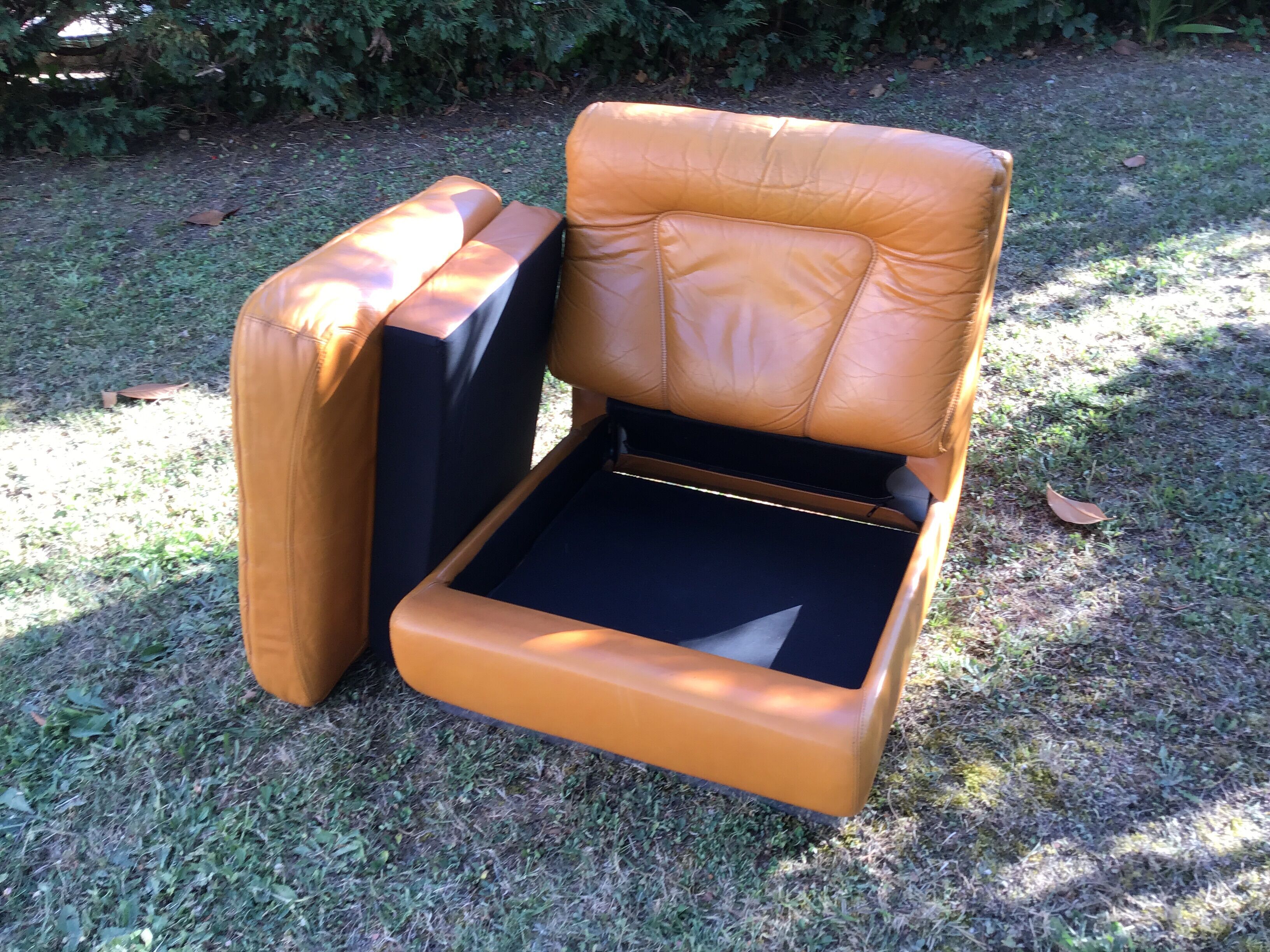 Chauffeuse Jacques Charpentier design vintage en cuir