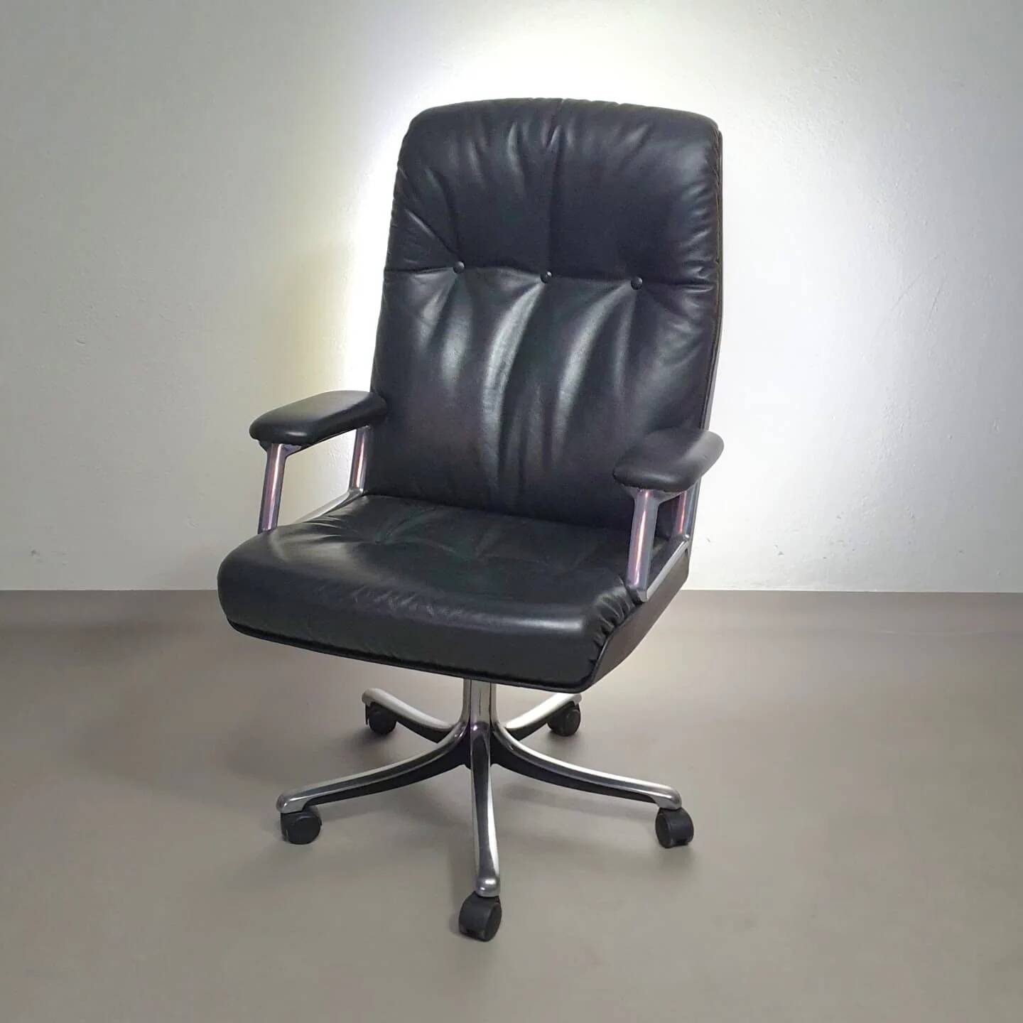 Vintage office chair P128 by Osvaldo Borsani for Tecno