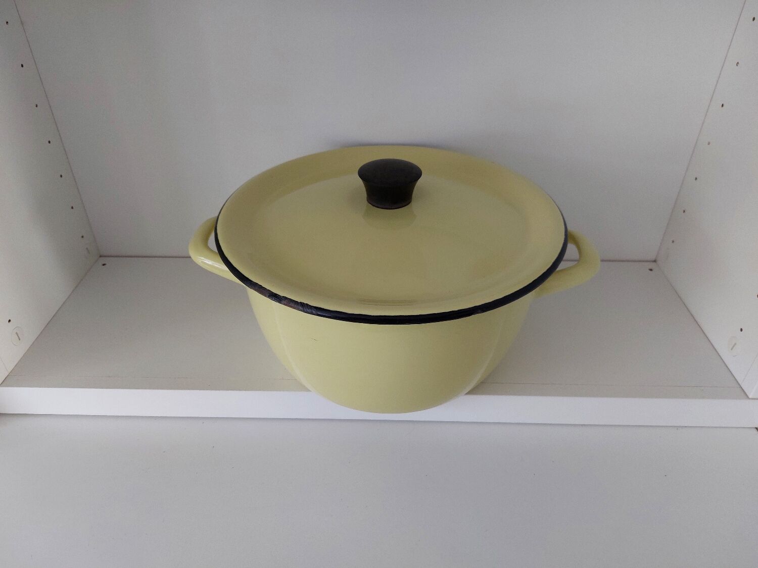 Cocotte en tôle émaillée jaune vintage