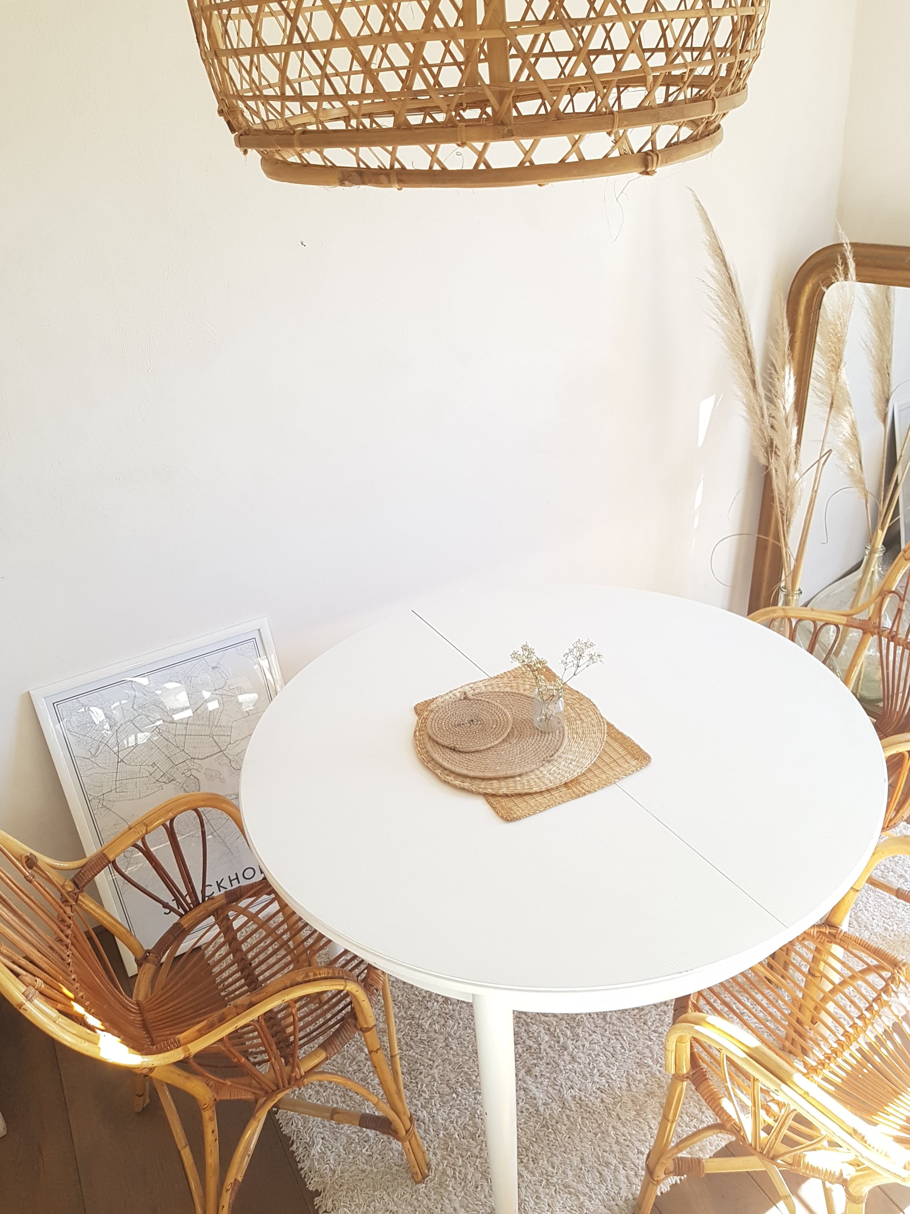 Scandinavian extendable table with butterfly extensions