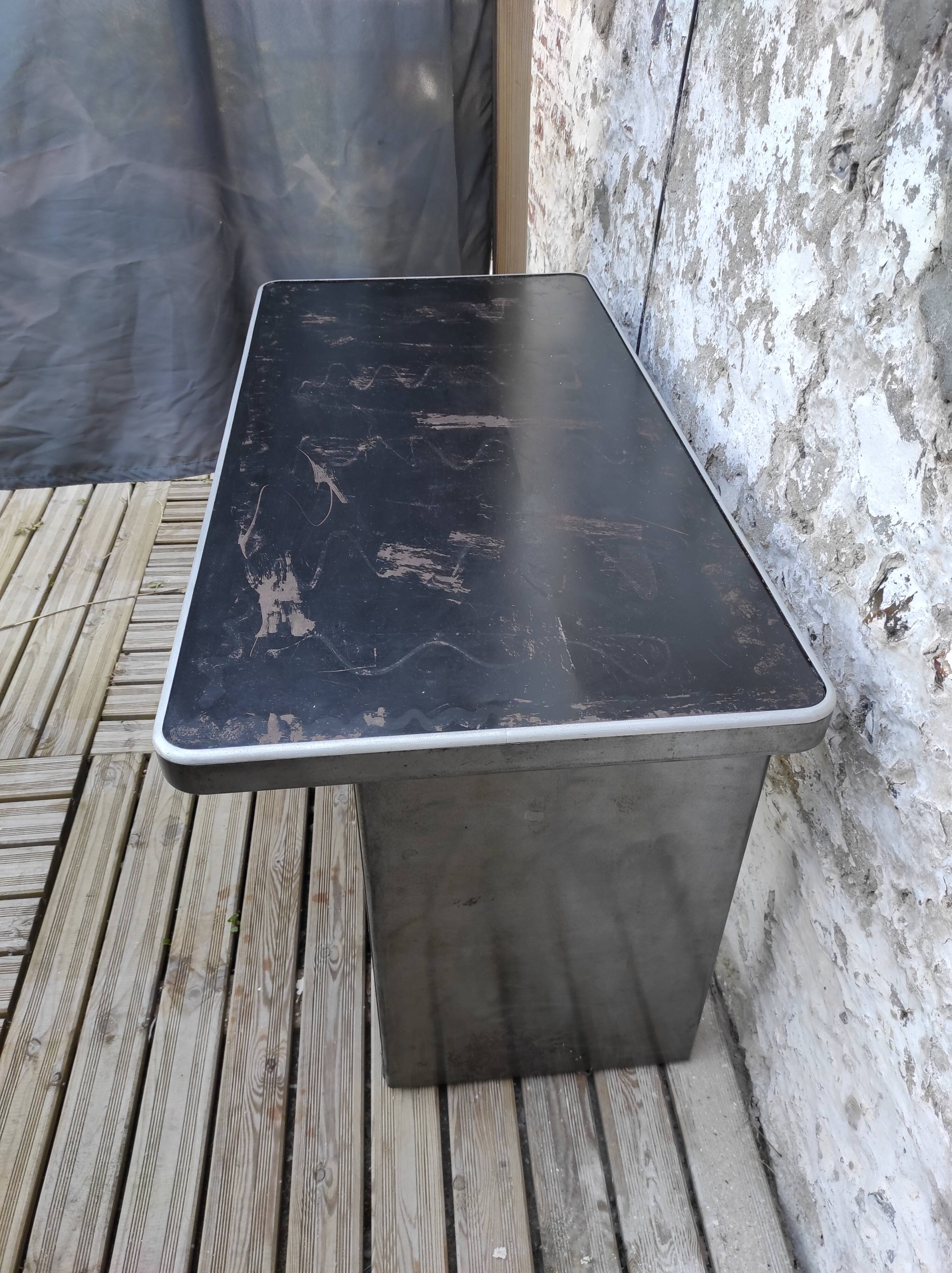 Strafor desk in brushed metal