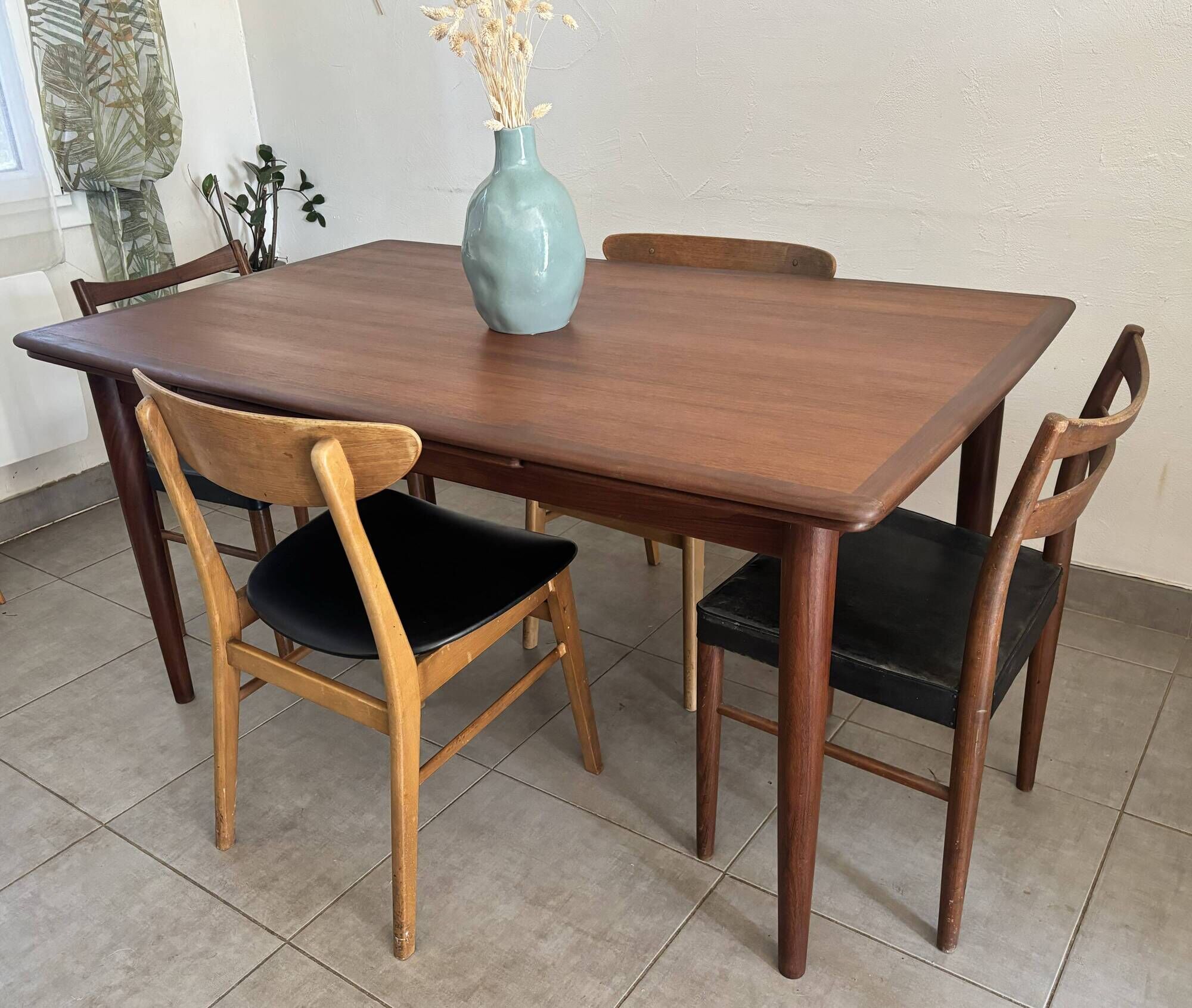 Extendable teak table in Scandinavian/Danish style, Ligne Roset, 1960s.