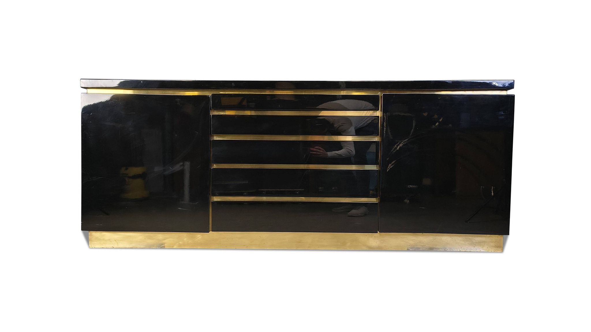Buffet en laiton et laque par Jean Claude Mahey, années 1970.