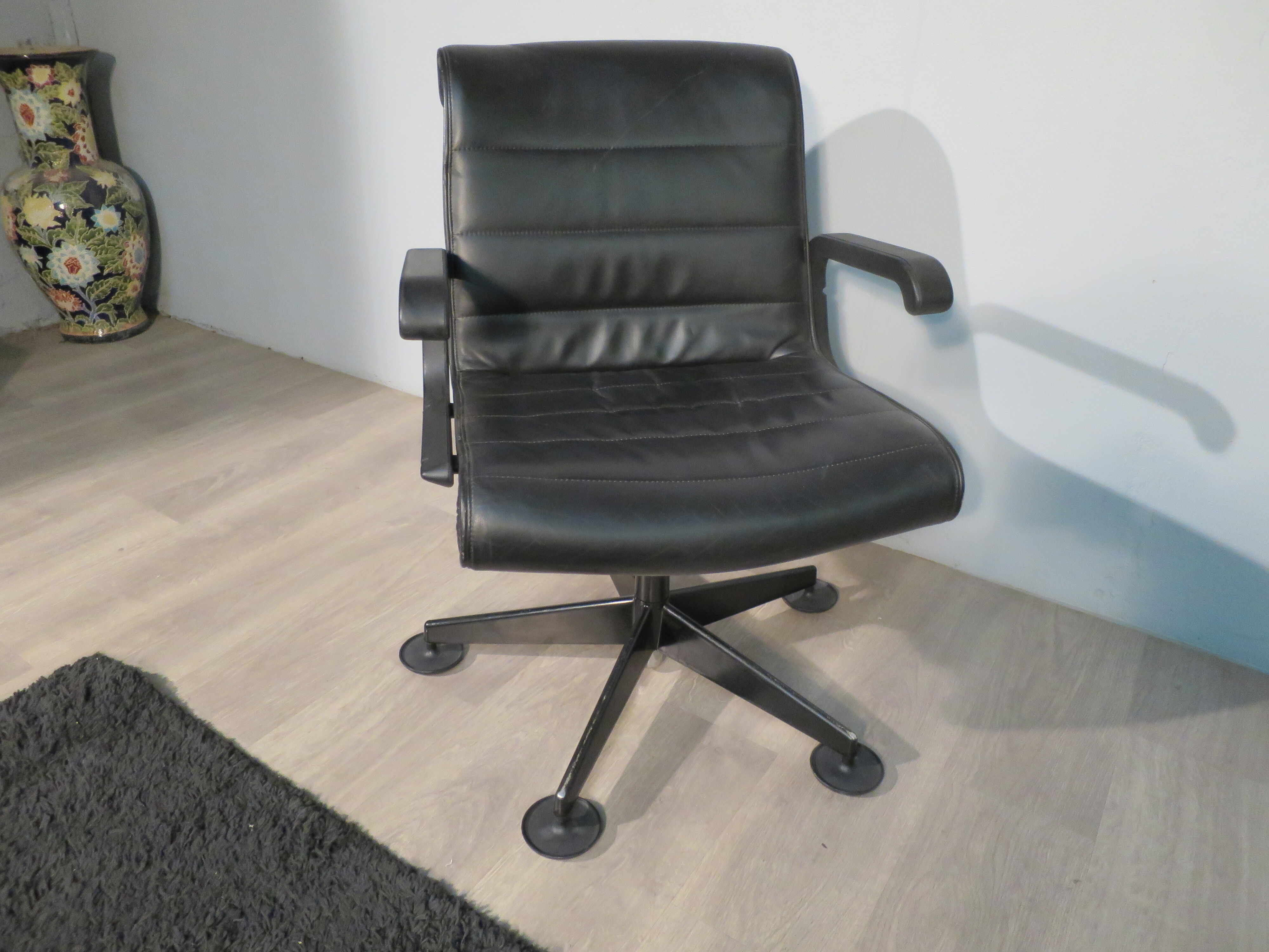 Sapper armchair edited by Knoll