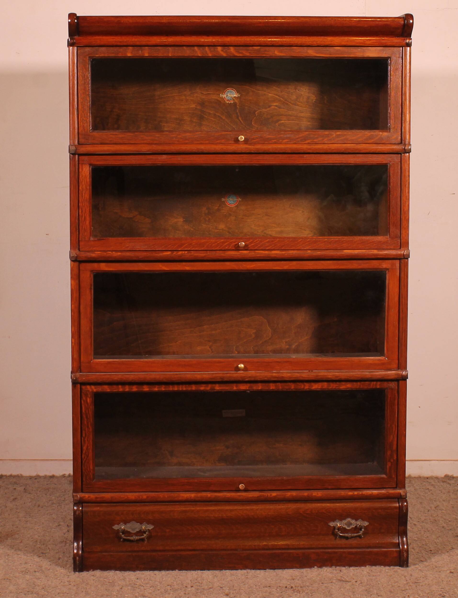 Globe Wernicke Library in oak with 4 pieces and drawers.