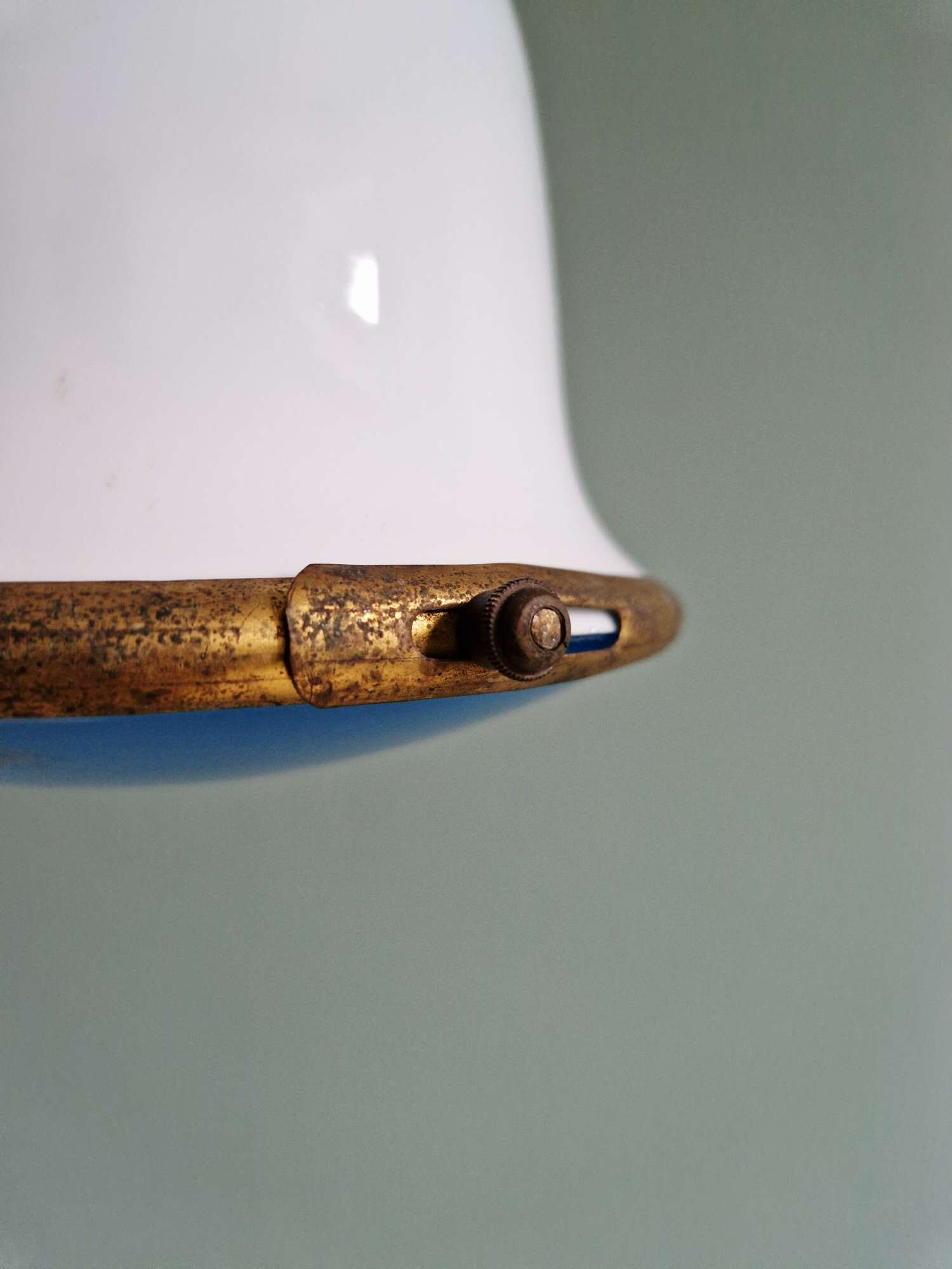 Suspension Bauhaus en opaline blanche et verre satiné bleu, années 1920