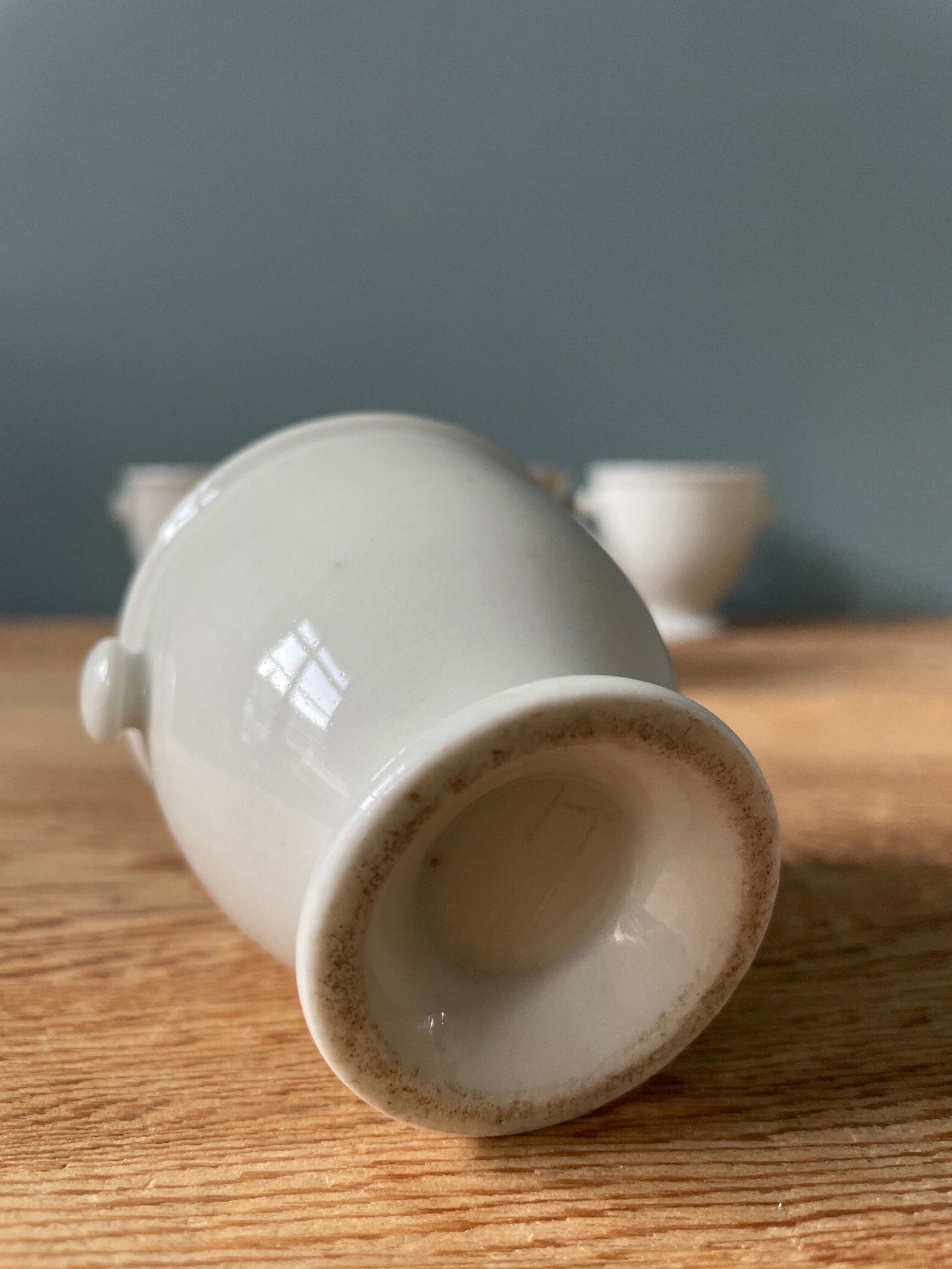 Lot de 5 coquetiers anciens en porcelaine blanche