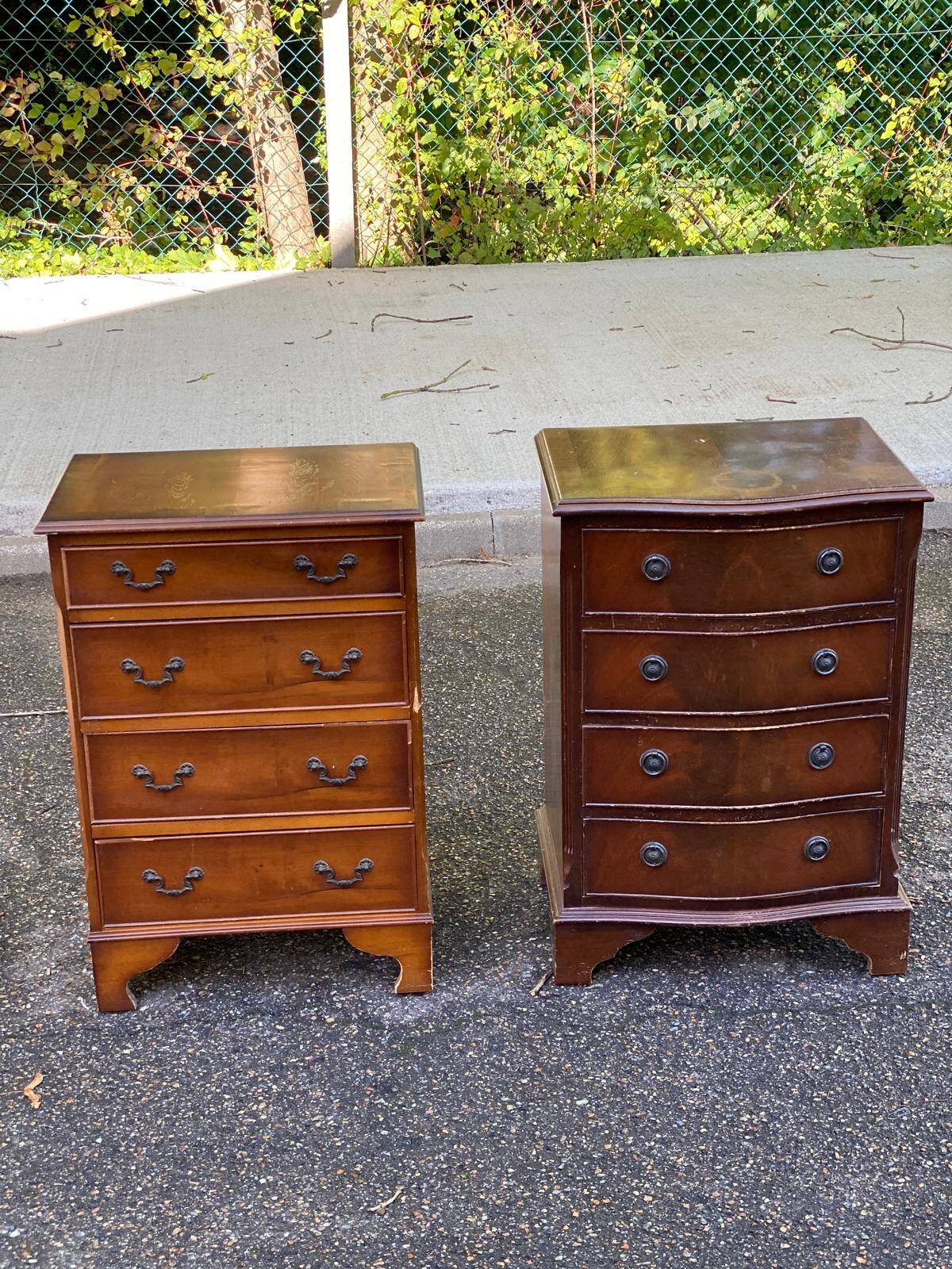 English chest of drawers in light wood with 4 drawers