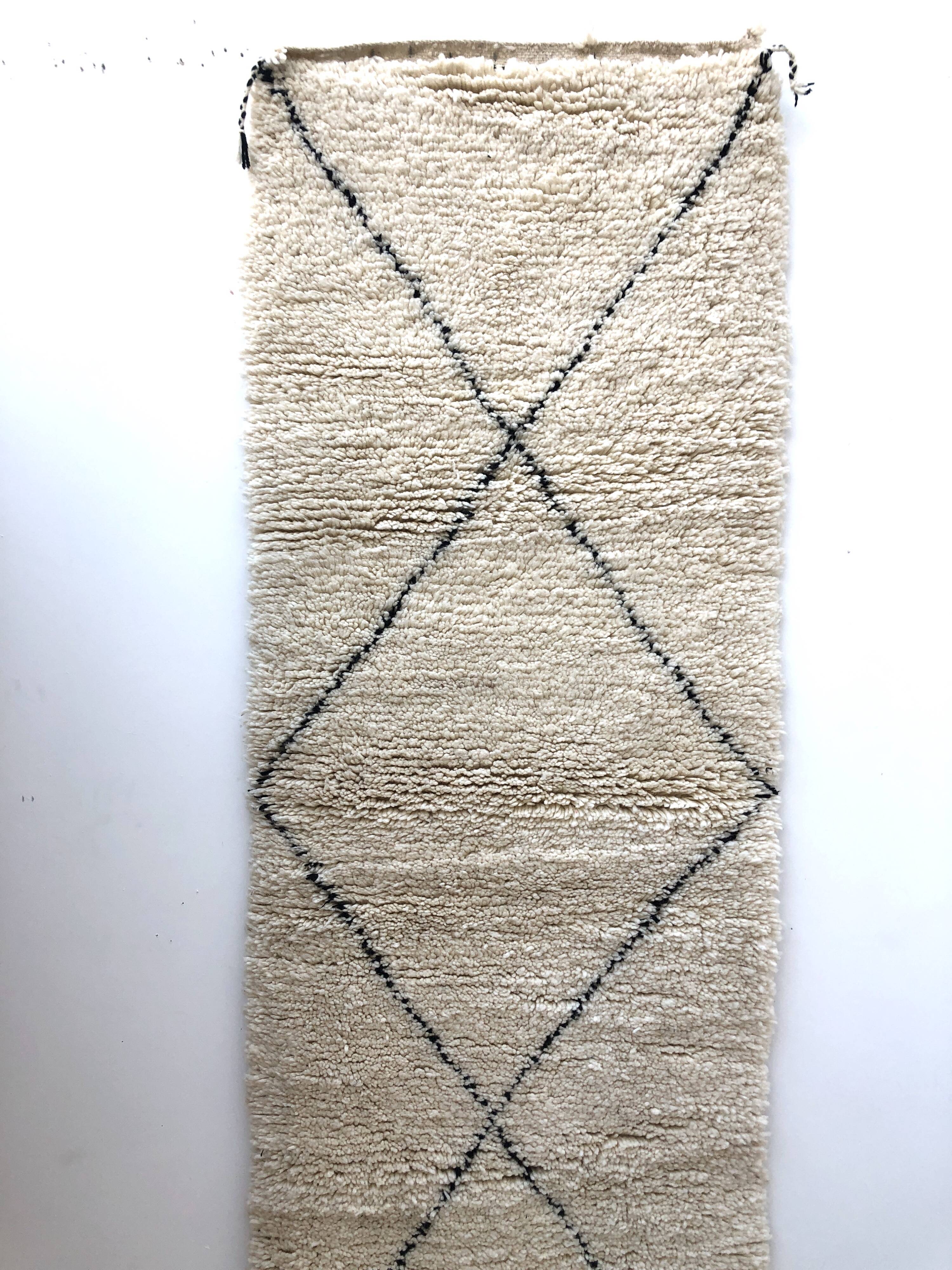 Moroccan Berber carpet Beni Ouarain corridor with black diamonds 2,9x0.9m
