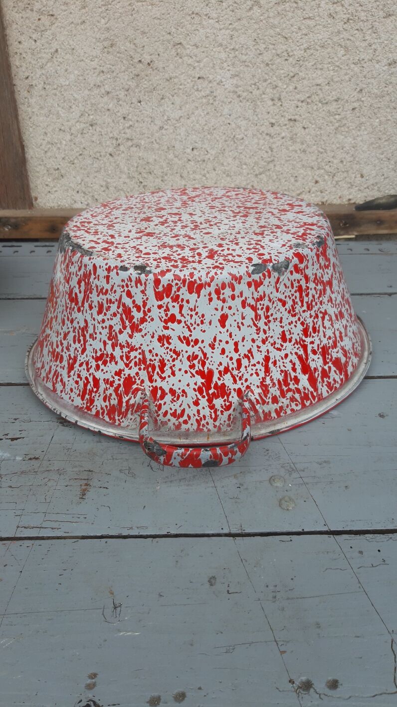 Bassine en tole emaillée rouge