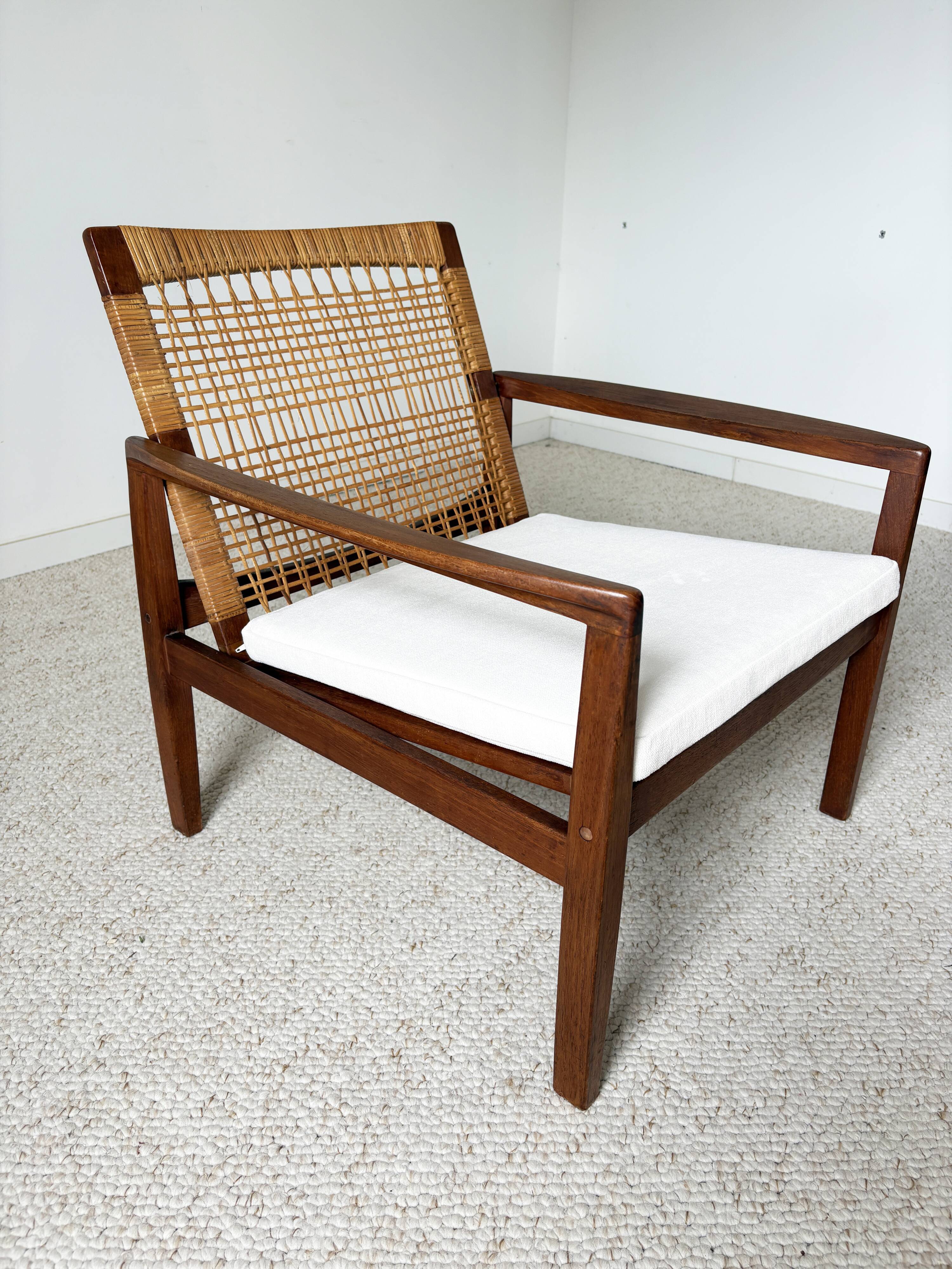 Paire de fauteuils 519 Hans Olsen teck et rotin