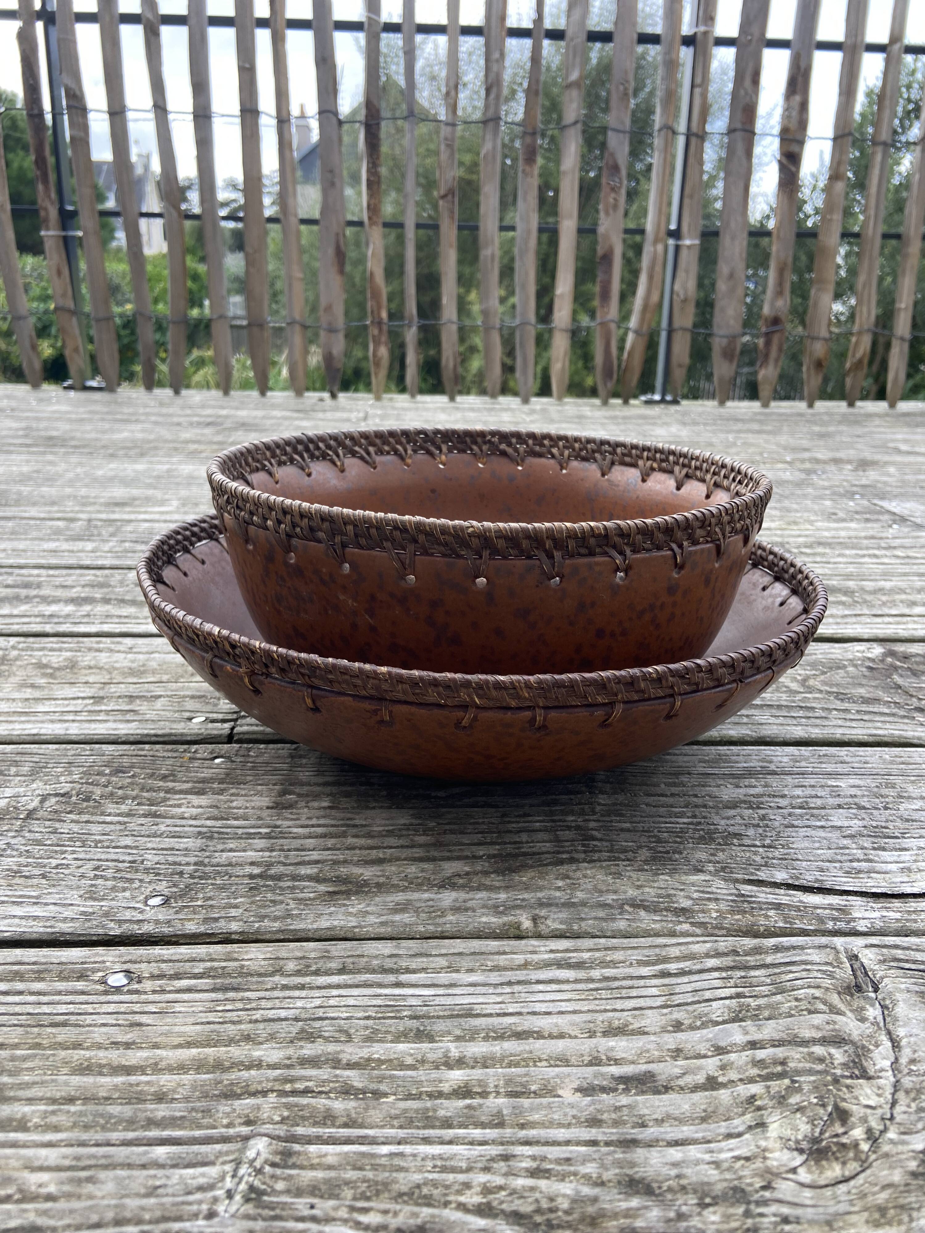 Set of 2 ceramic and wicker salad bowls