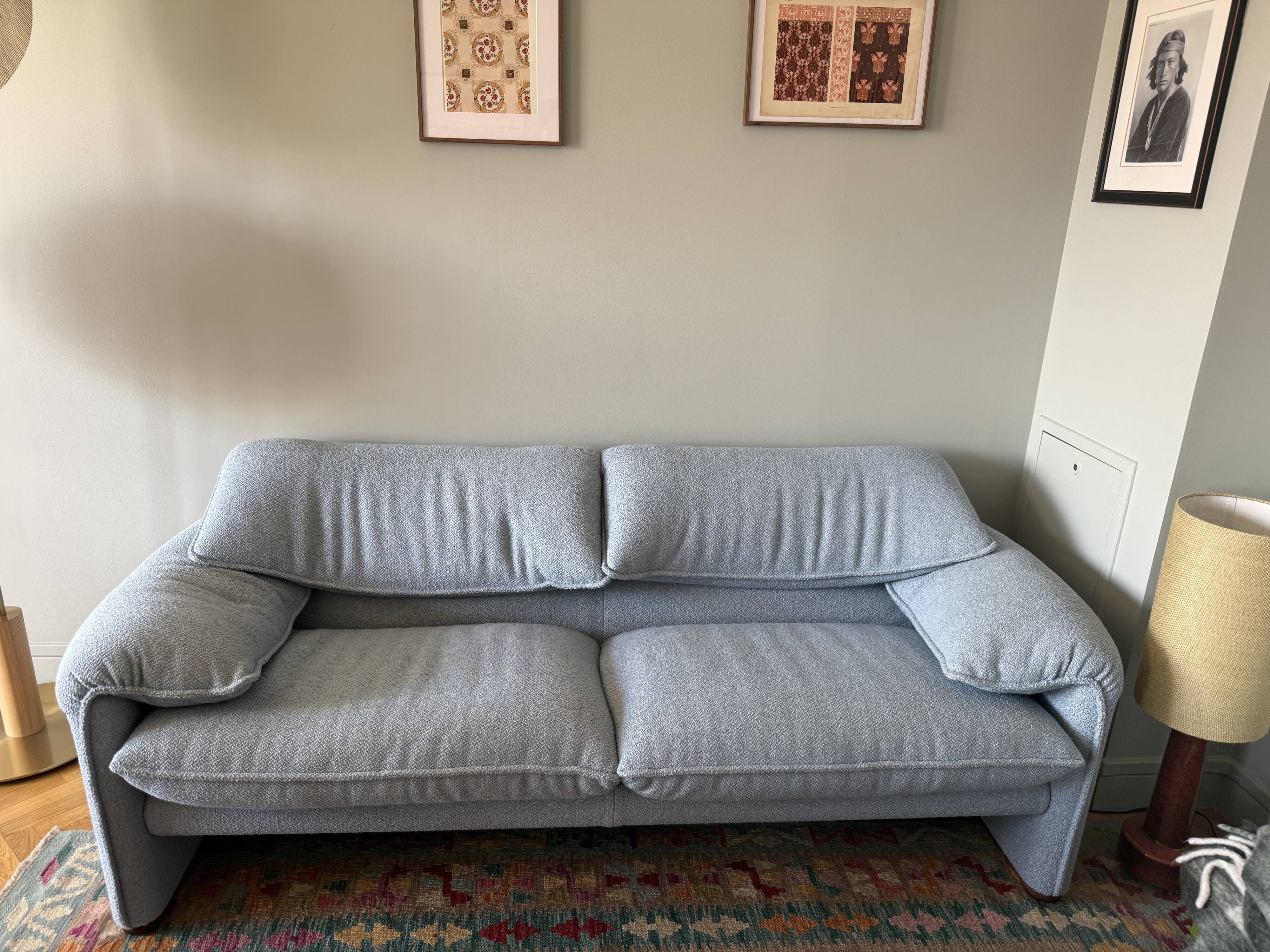 Sublime Maralunga sofa, perfect Cassina. Colour Cielo, boucle fabric.