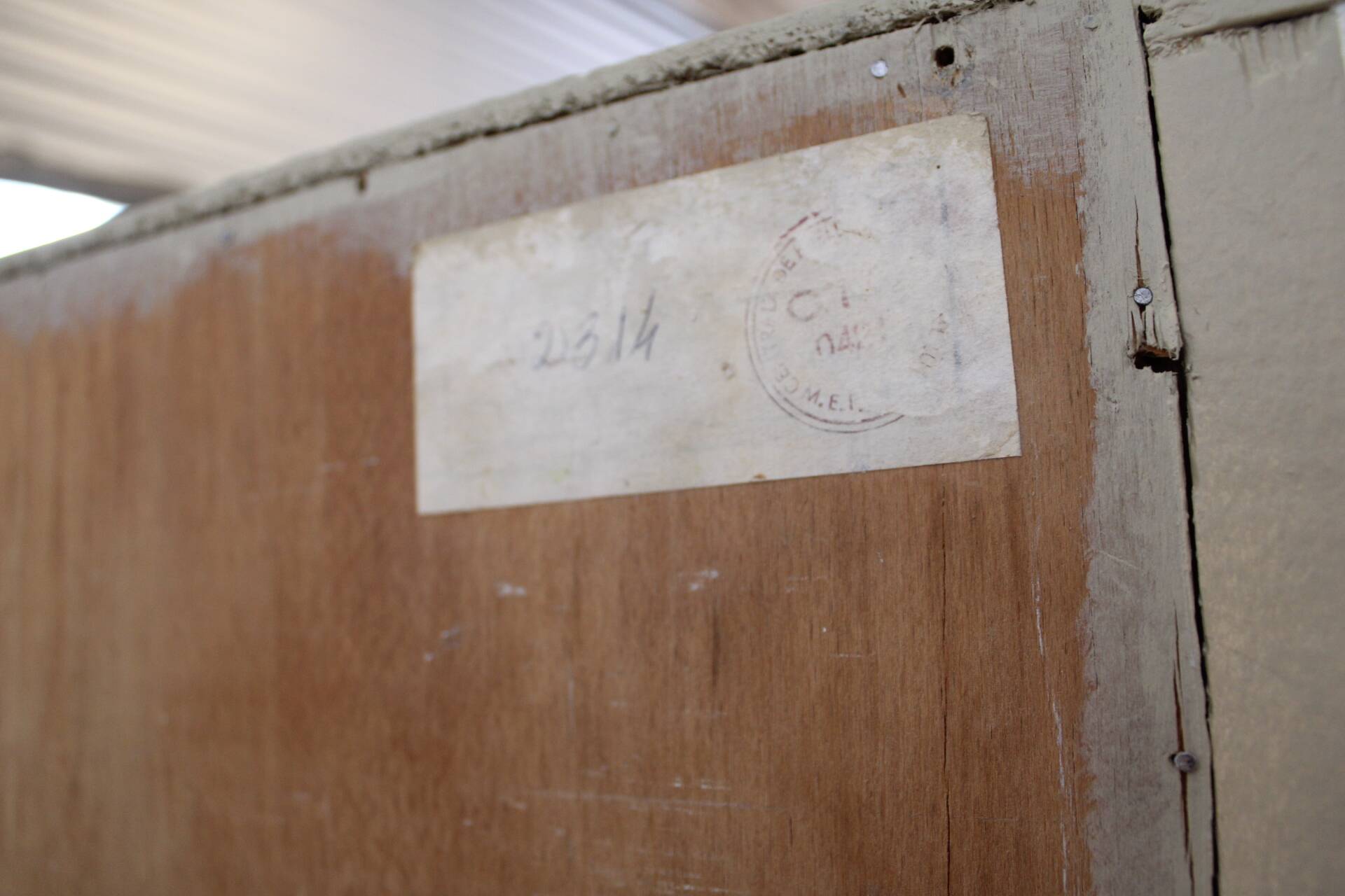 Armoire parisienne blanche avec penderie et étagères – France, années 1930