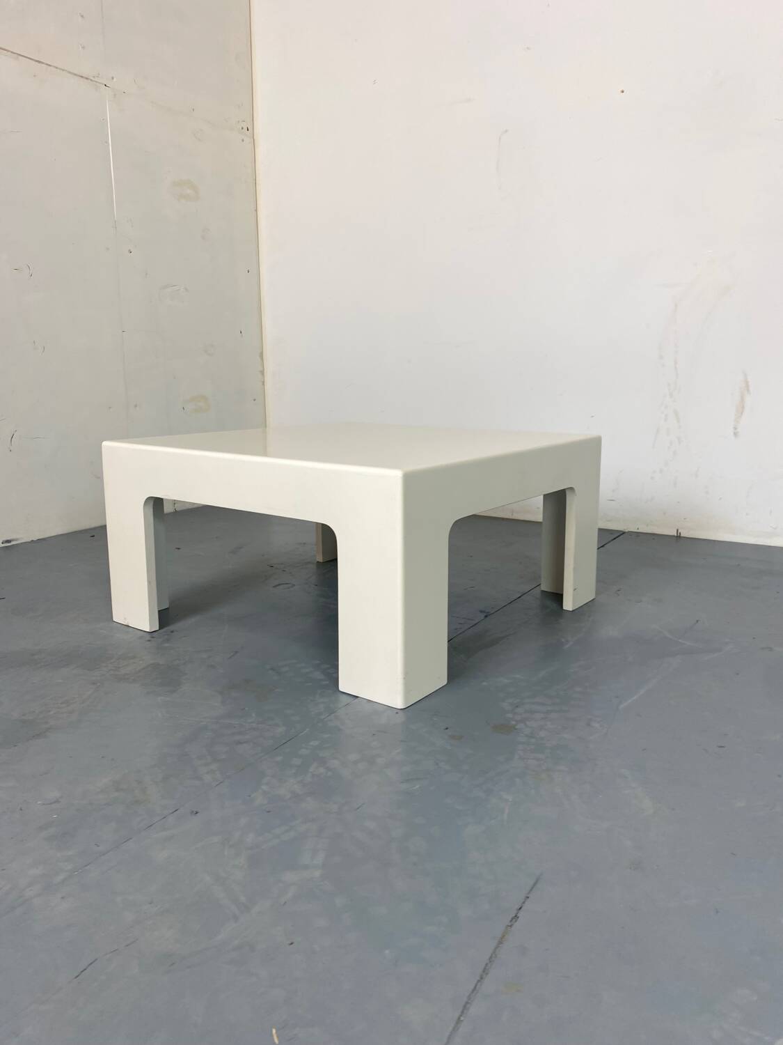 Table basse blanche Space Age des années 1970