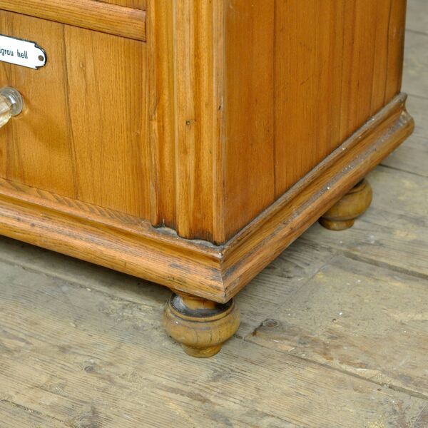 Armoire à Pharmacie En Chêne Et Pin, année 1889