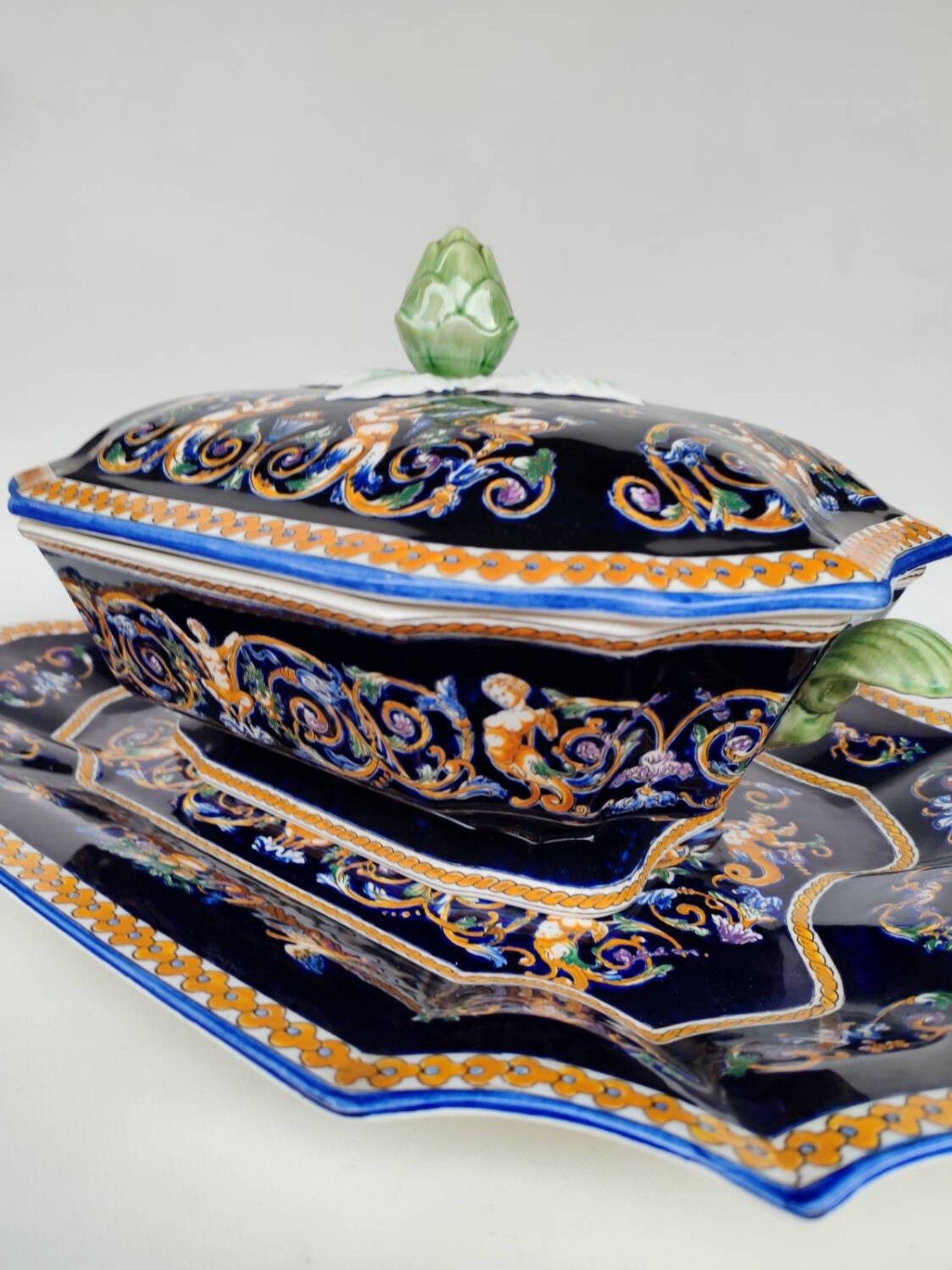 Very large soup tureen and its plate in Gien earthenware. 20th century.