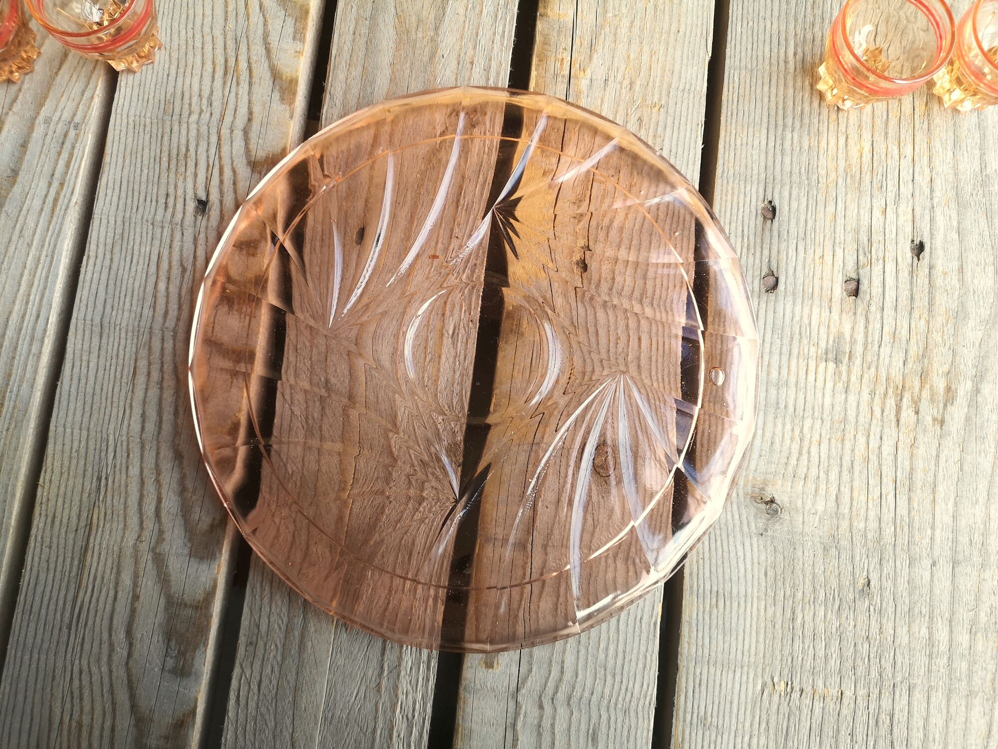 Ancient Rose Glass Plate with 4 Small Liqueur Glasses