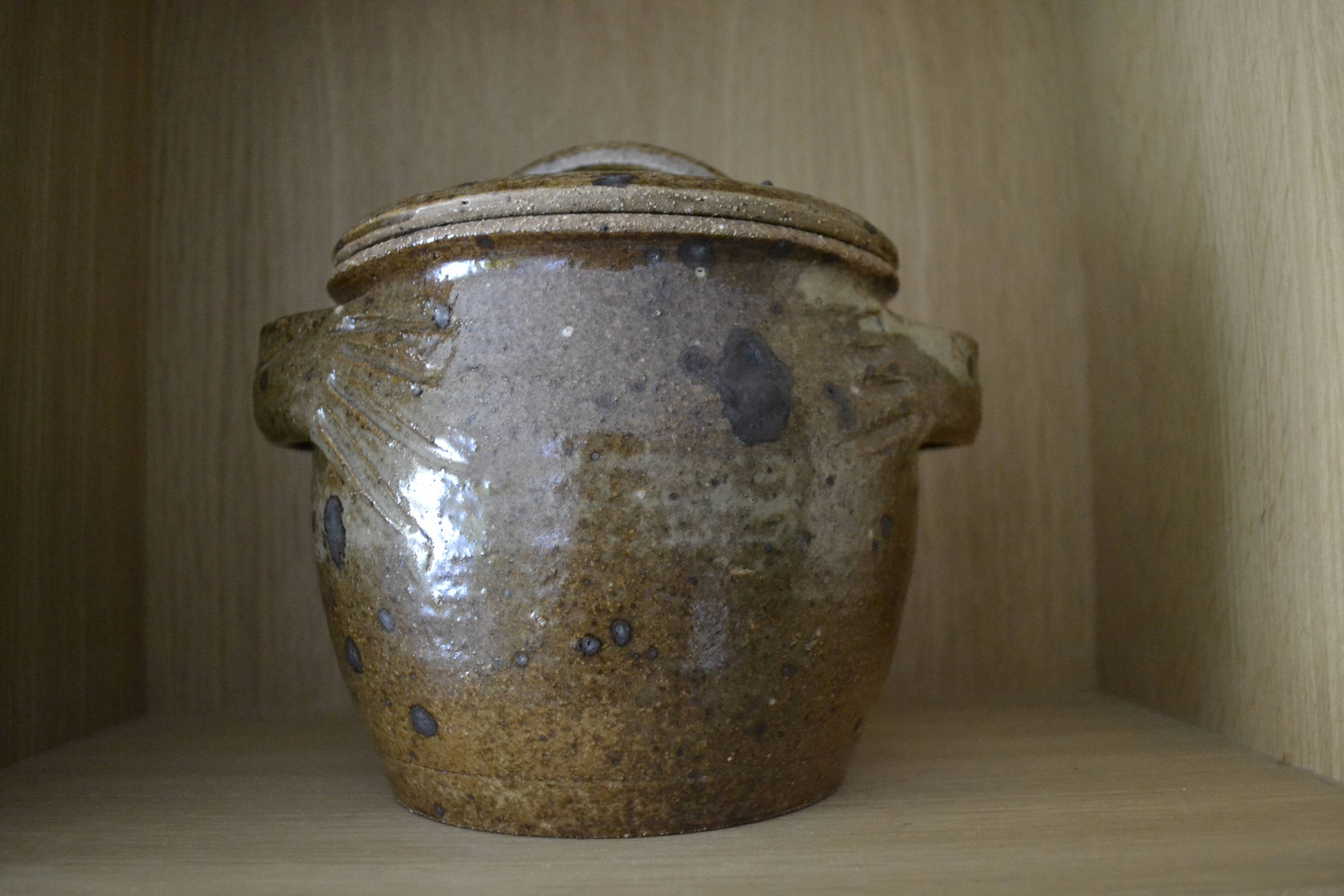 Sandstone pot with handles hands