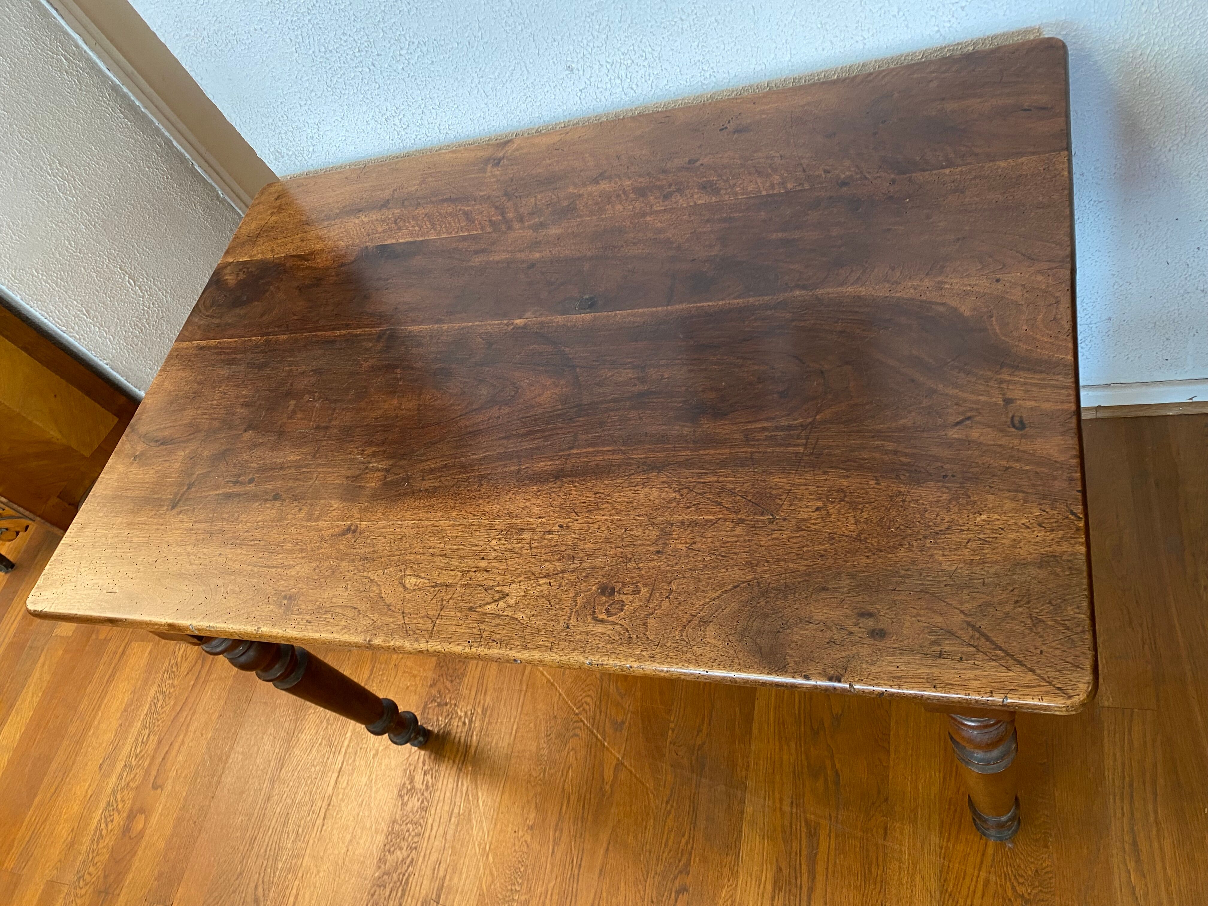 Table de bistro en noyer, pieds tournés