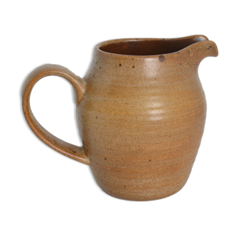 Pitcher in sandstone of salins