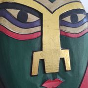 Masque mural artisanal décoratif en bois peint