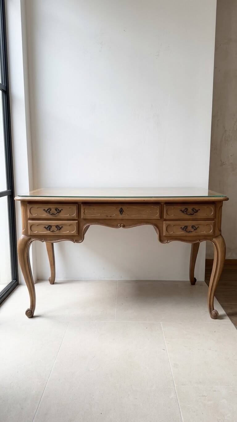 Bureau Louis XV vintage en bois et verre - 5 tiroirs