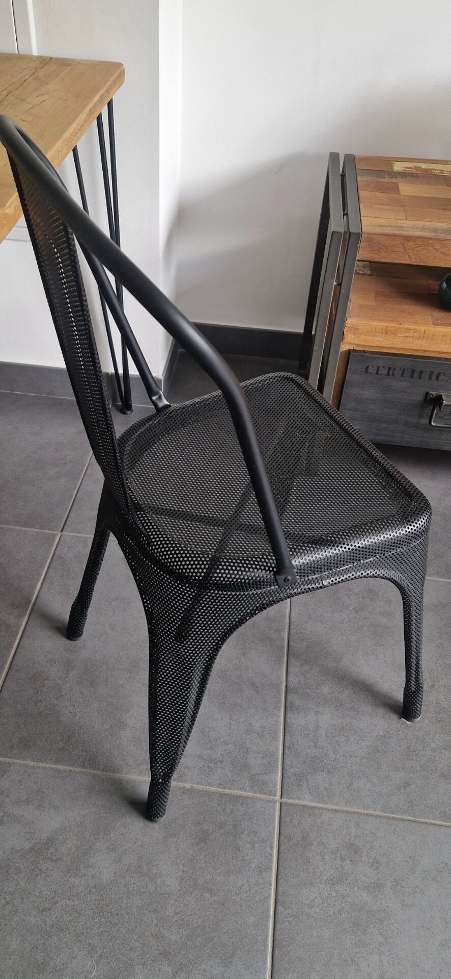 Chaise Tolix véritable, tôle perforée noire, état neuf